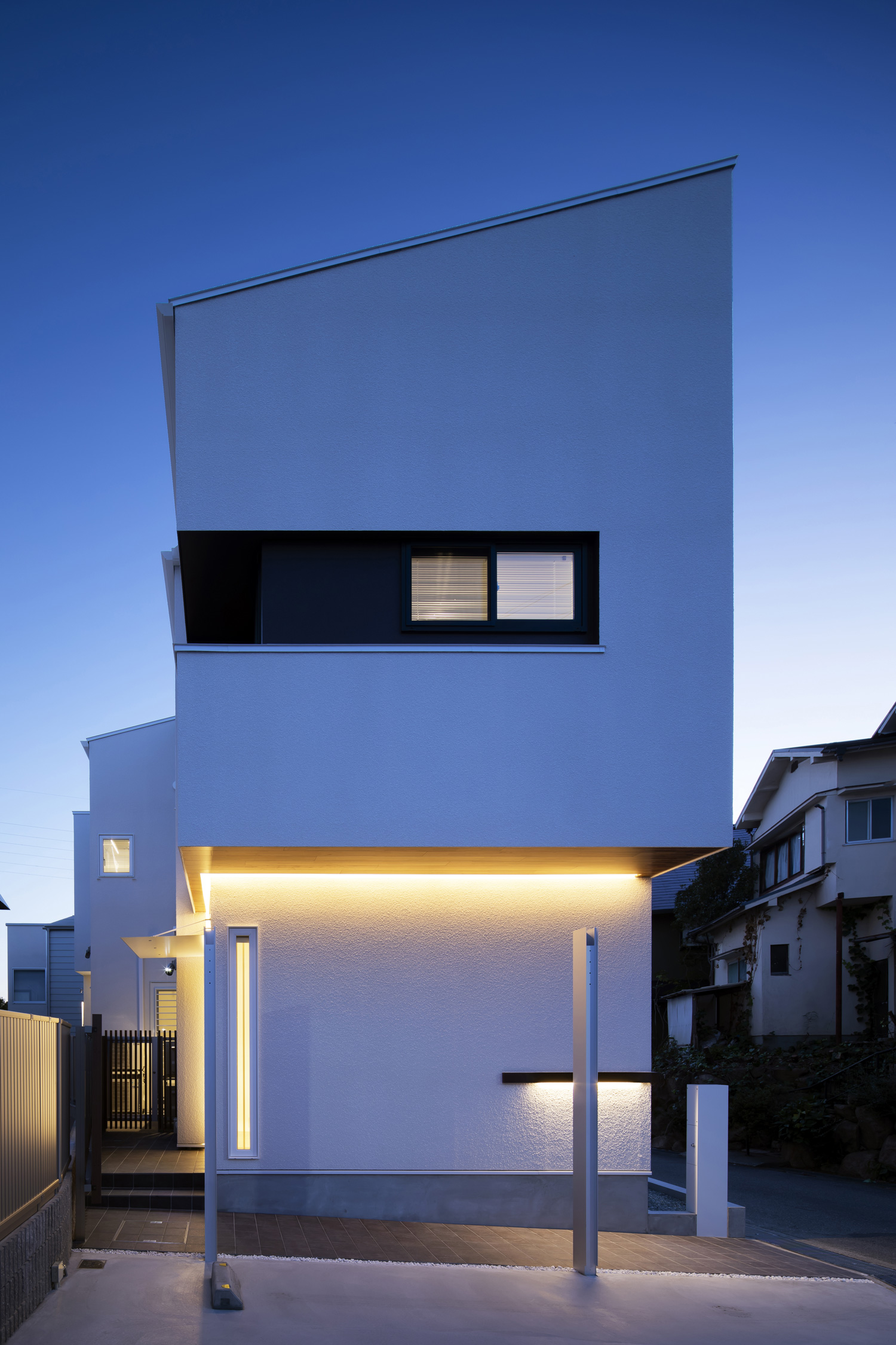 壁や軒天井に間接照明が取り付けられた、斜め屋根で白い外観の住宅・デザイン住宅 注文住宅・デザイン住宅建築実例_『CASE656 L x』_外観