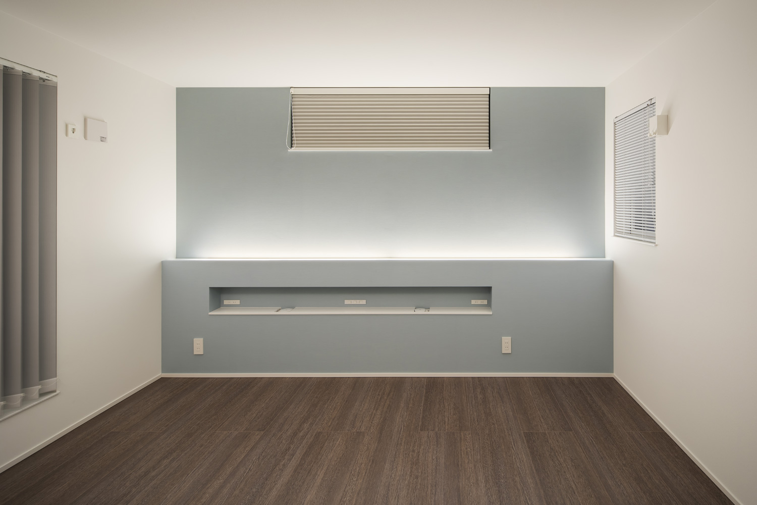 ヘッドボードに間接照明を取り付け、壁の色を変えてアクセントにした寝室・デザイン住宅 注文住宅・デザイン住宅建築実例_『CASE656 L x』_寝室