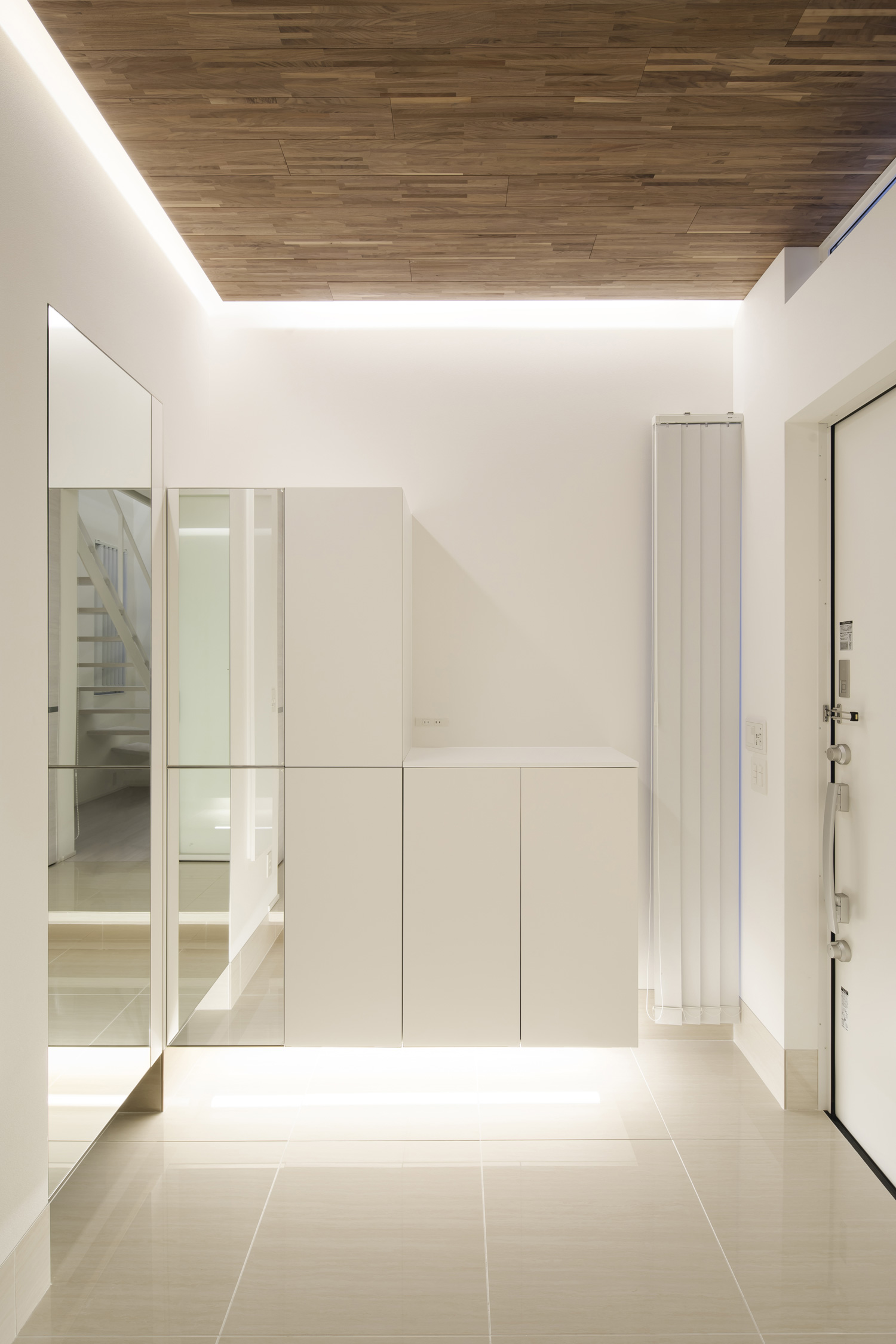 シューズボックスの下や天井の回りに間接照明を設けたタイル張りの玄関・デザイン住宅 注文住宅・デザイン住宅建築実例_『CASE656 L x』_玄関