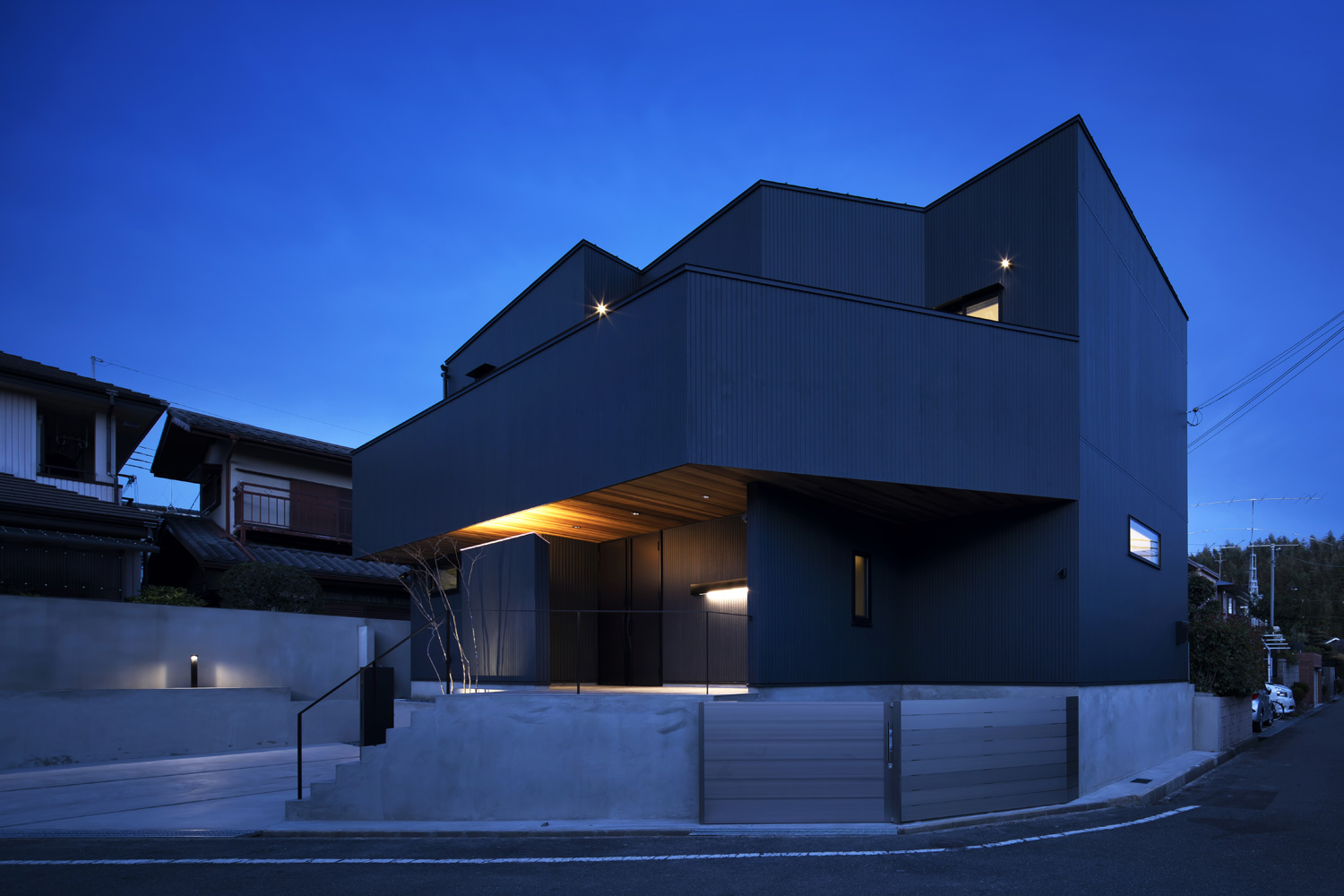 玄関ポーチの軒天井が、照明に照らされている黒い外壁の住宅・デザイン住宅 注文住宅・デザイン住宅建築実例_『CASE657 La scene』_外観