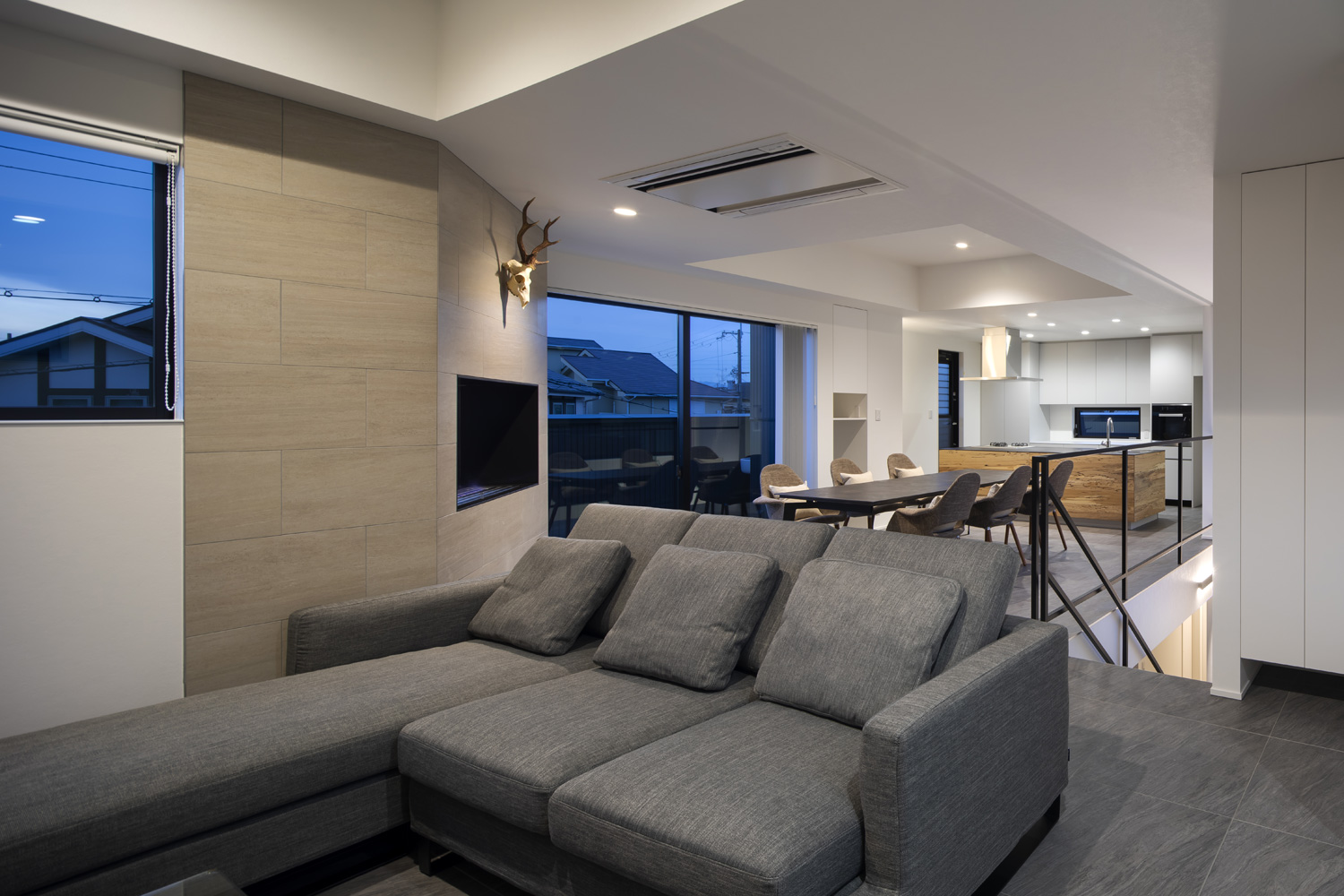 ダウンライトによって照らされるL字ソファーのあるLDK・デザイン住宅 注文住宅・デザイン住宅建築実例_『CASE657 La scene』_LDK