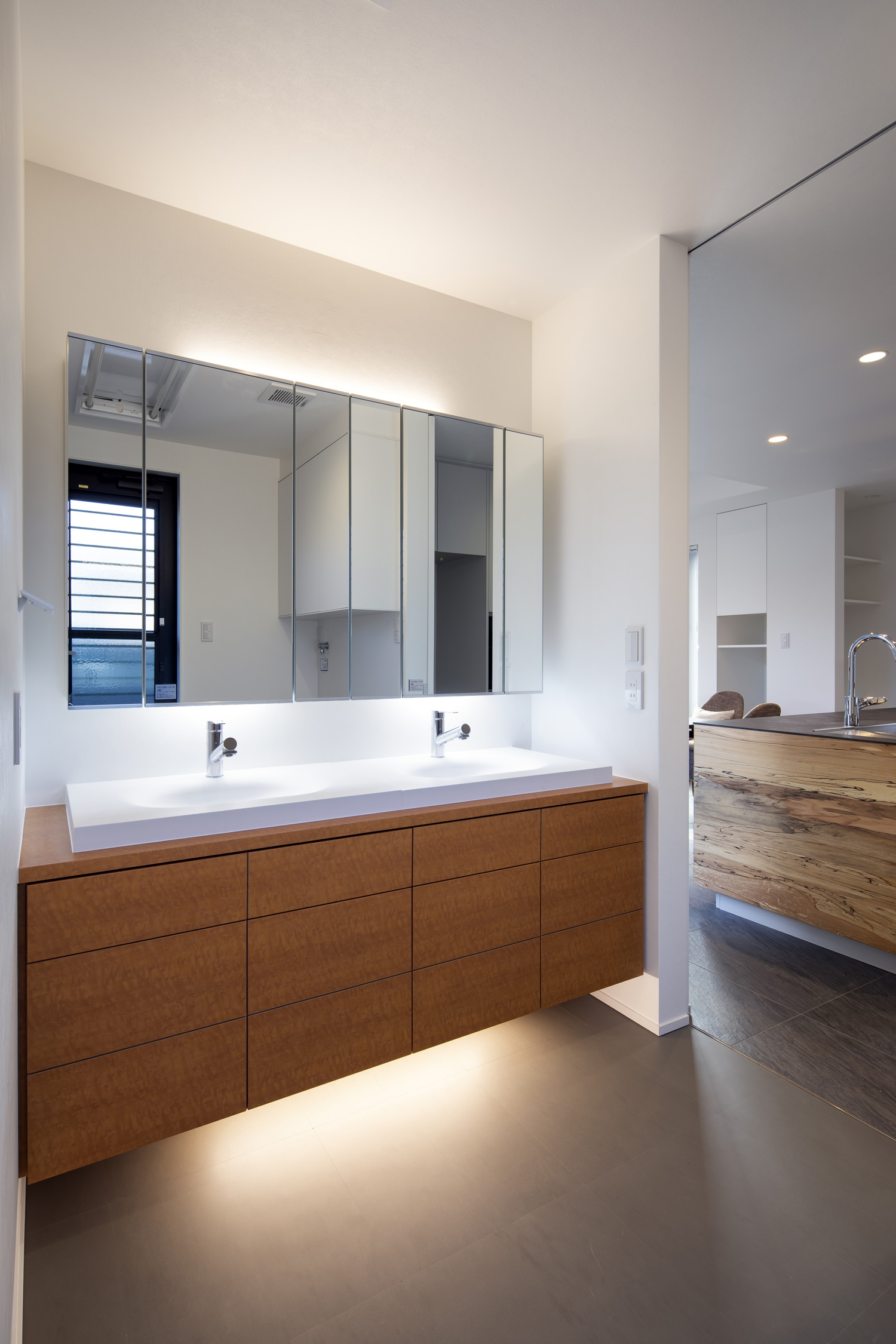 足元や鏡の裏に間接照明を取り付けた2ボウルの洗面所・デザイン住宅 注文住宅・デザイン住宅建築実例_『CASE657 La scene』_浴室・洗面所