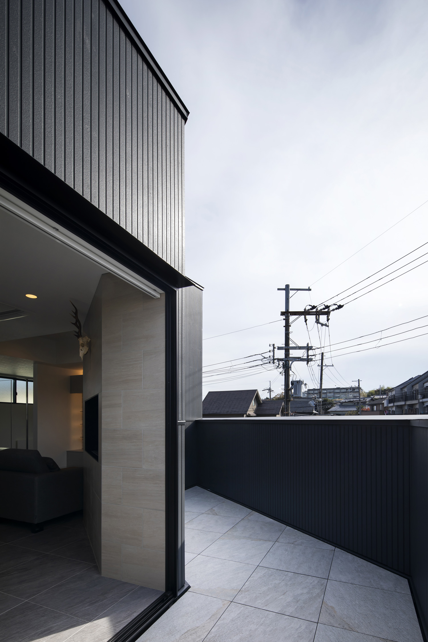 リビングとフラットに繋がる、白いタイル張りのバルコニー・デザイン住宅 注文住宅・デザイン住宅建築実例_『CASE657 La scene』_テラス・バルコニー