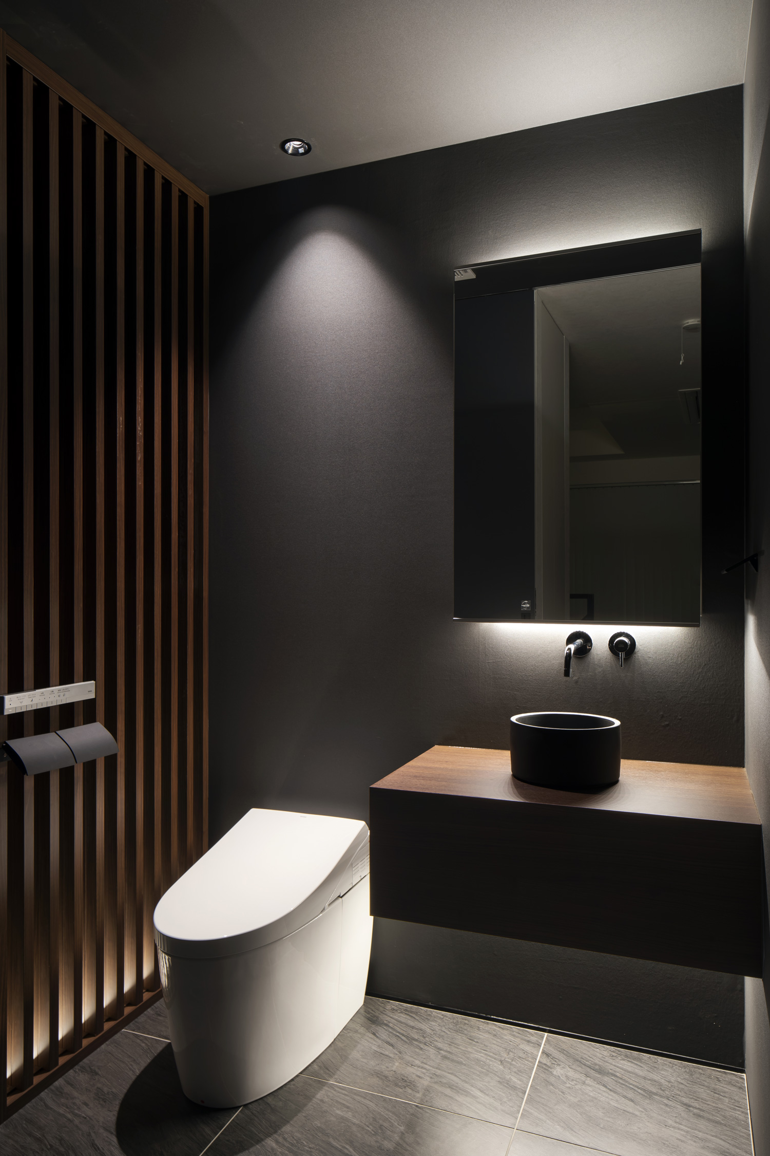 黒いクロスの中に木のルーバーの壁がアクセントとなった、手洗いカウンター付きのトイレ・デザイン住宅 注文住宅・デザイン住宅建築実例_『CASE657 La scene』_トイレ