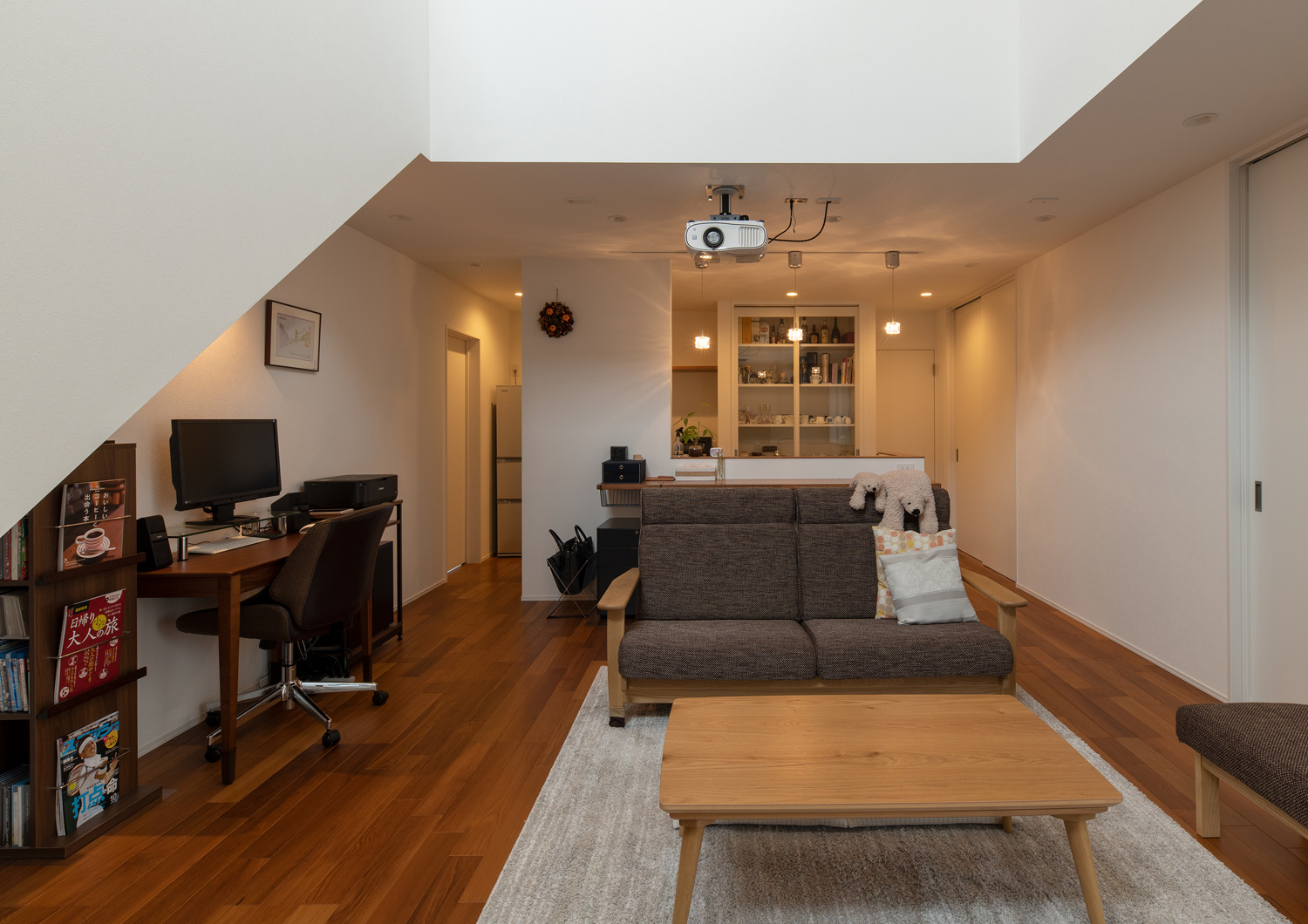 天井にプロジェクターが取り付けられた、木のインテリアを中心としたLDK・デザイン住宅 注文住宅・デザイン住宅建築実例_『CASE658 connecting terminal』_LDK