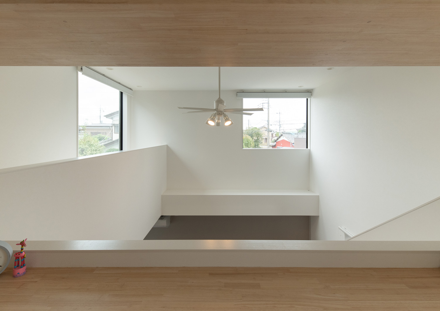 壁付けデスクから吹き抜けが見える様子・デザイン住宅 注文住宅・デザイン住宅建築実例_『CASE658 connecting terminal』_廊下