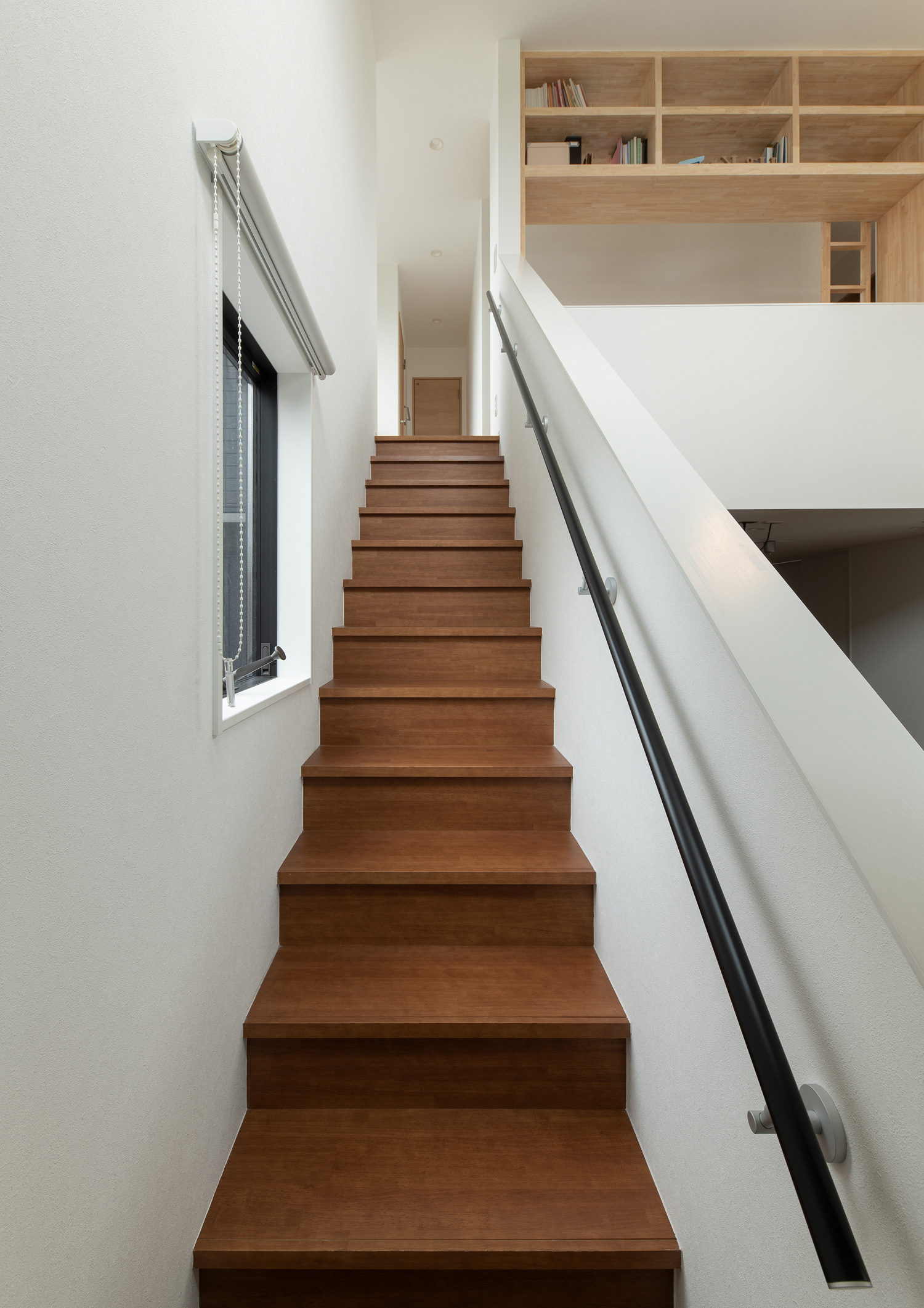 白い壁に挟まれた木製の箱型階段・デザイン住宅 注文住宅・デザイン住宅建築実例_『CASE658 connecting terminal』_階段