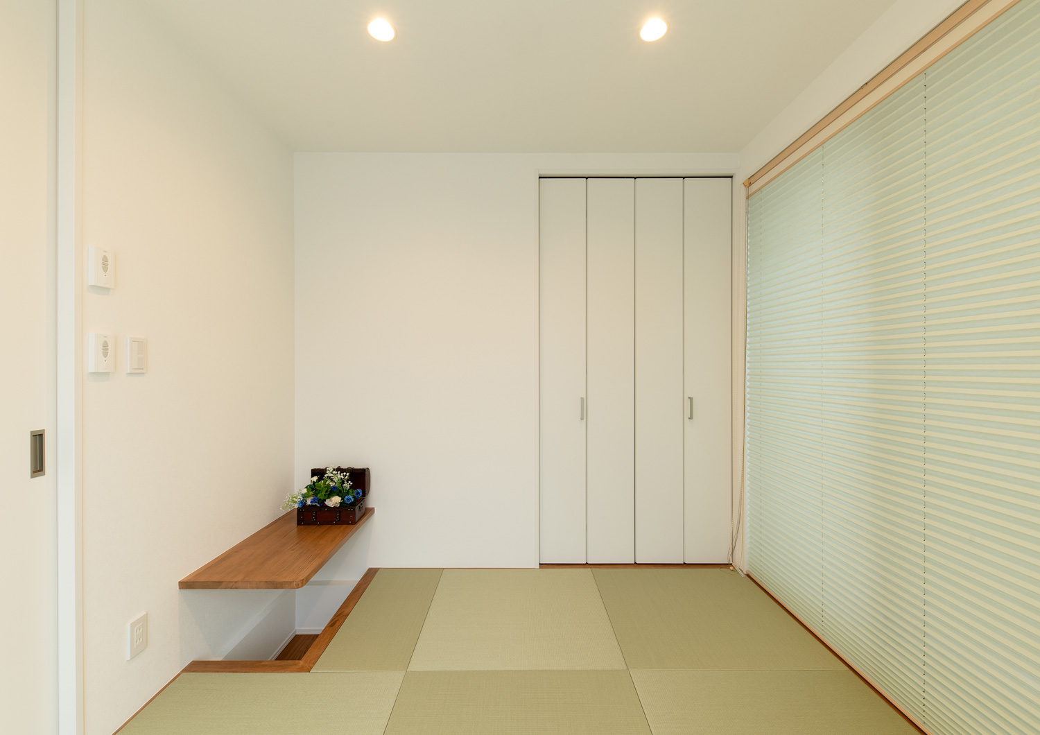 壁付けのデスクを設け、床を一部掘り込んだ琉球畳の和室・デザイン住宅 注文住宅・デザイン住宅建築実例_『CASE658 connecting terminal』_和室