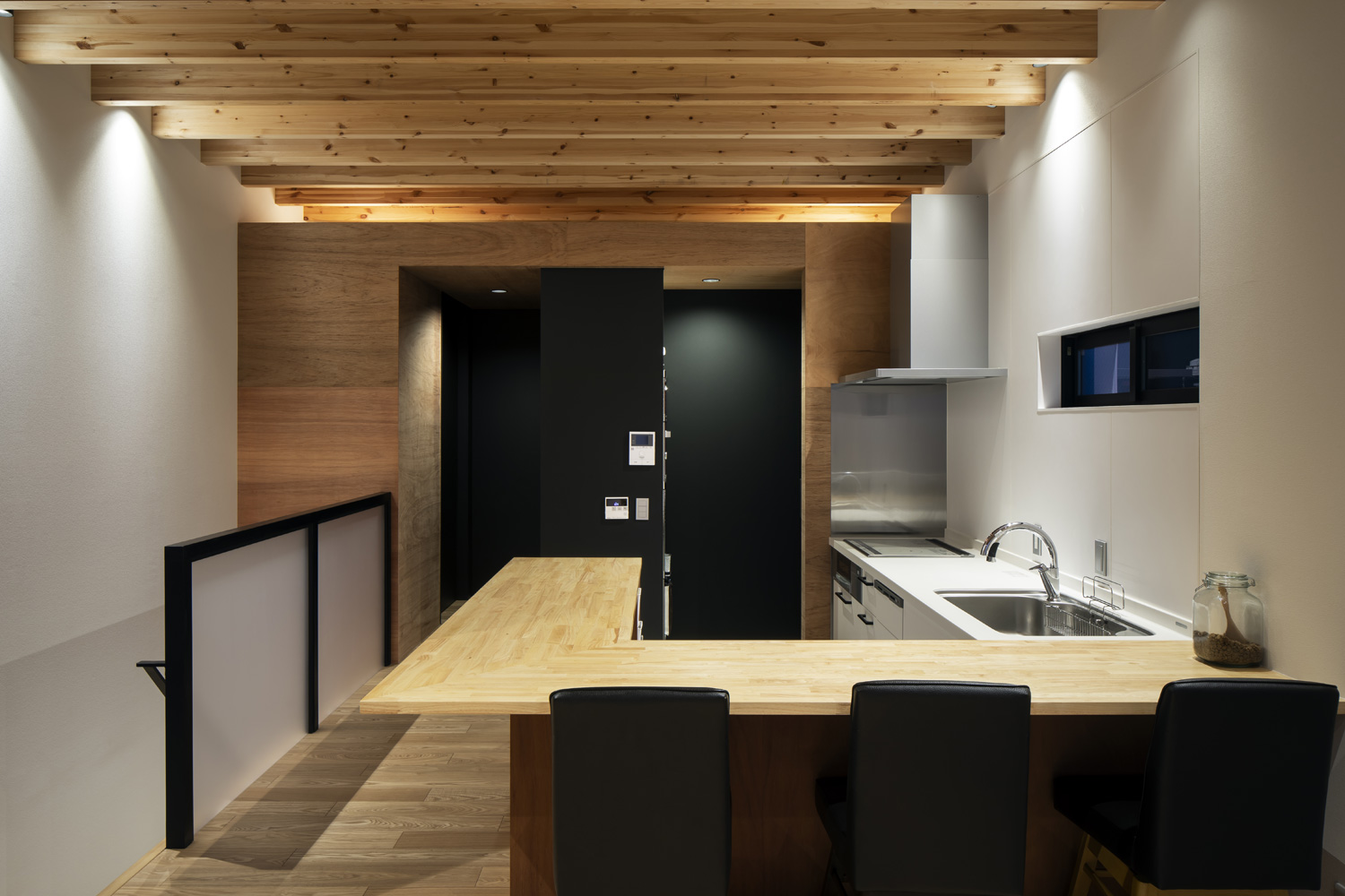 スポットライトによって照らされる壁付けキッチン・デザイン住宅 注文住宅・デザイン住宅建築実例_『CASE659 un cube』_LDK