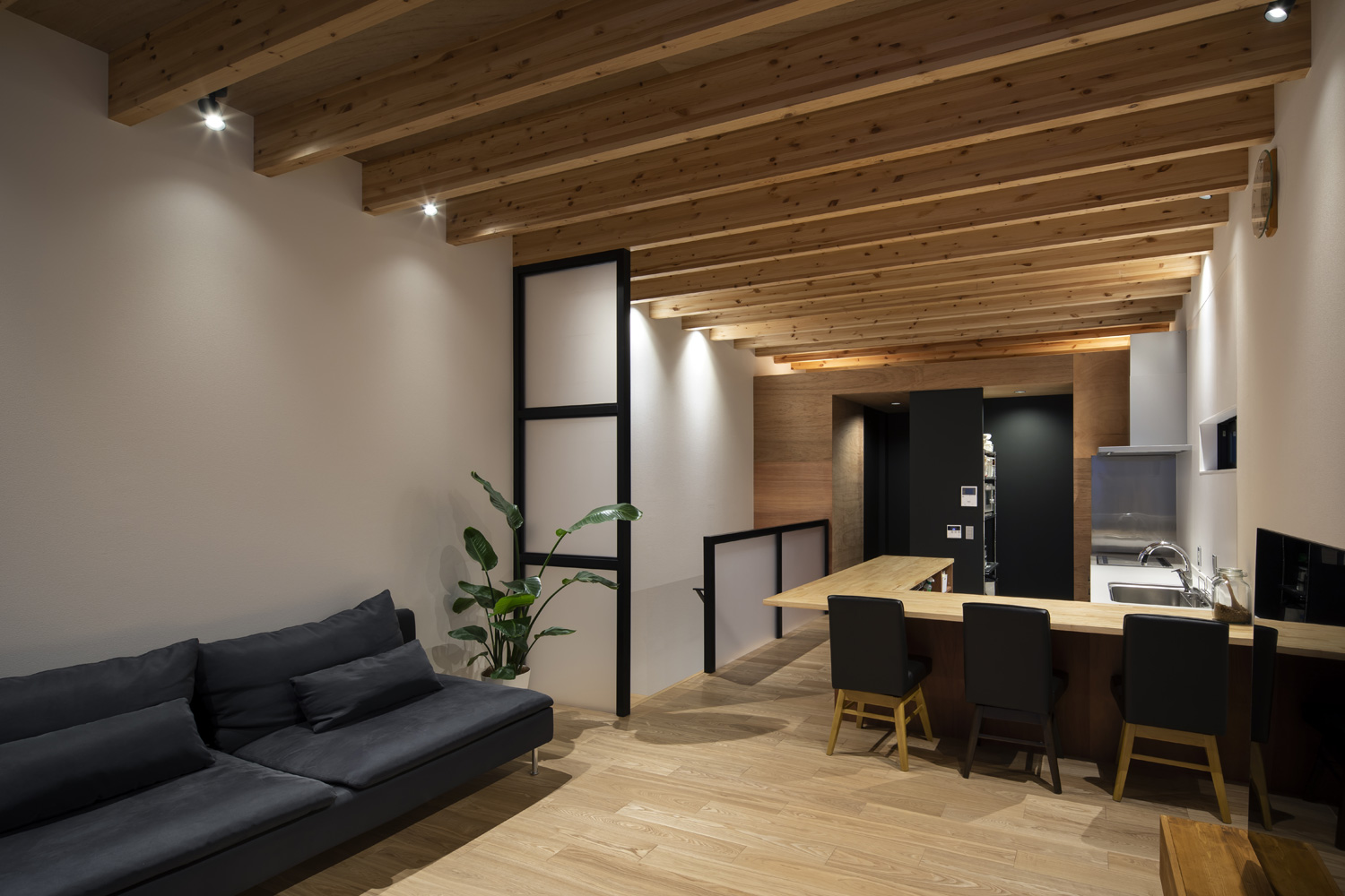 壁にスポットライトを取り付けた木目を中心としたLDK・デザイン住宅 注文住宅・デザイン住宅建築実例_『CASE659 un cube』_LDK