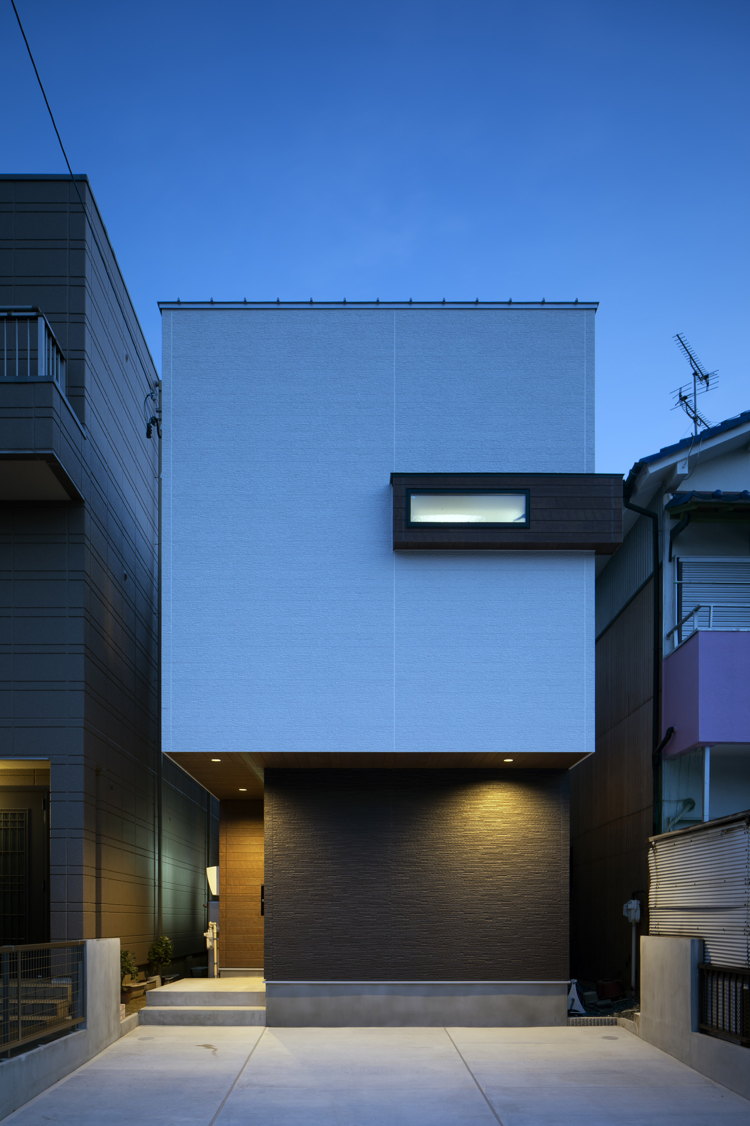 軒天井にダウンライトが取り付けられたキューブ状の外観の住宅・デザイン住宅 注文住宅・デザイン住宅建築実例_『CASE659 un cube』_外観