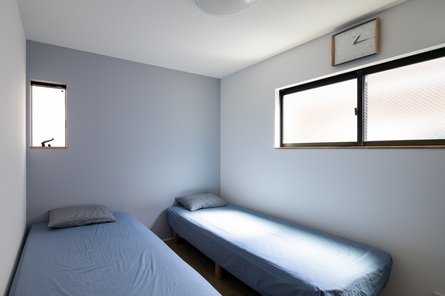 ベッドを二つ並べたスリット窓のある寝室・デザイン住宅 注文住宅・デザイン住宅建築実例_『CASE659 un cube』_寝室