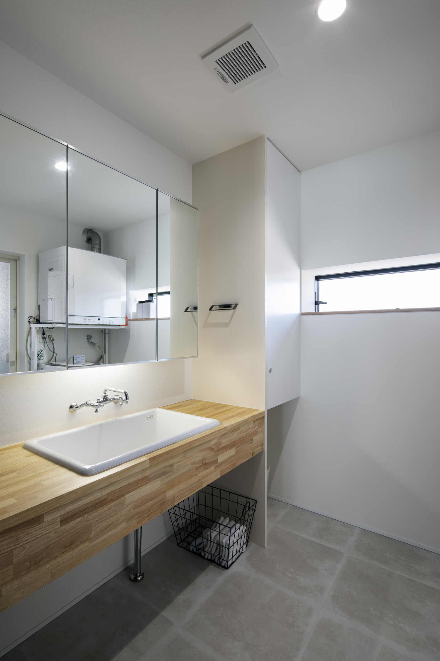 木の造作洗面台がある、スリット窓を取り付けた洗面所・デザイン住宅 注文住宅・デザイン住宅建築実例_『CASE659 un cube』_浴室・洗面所