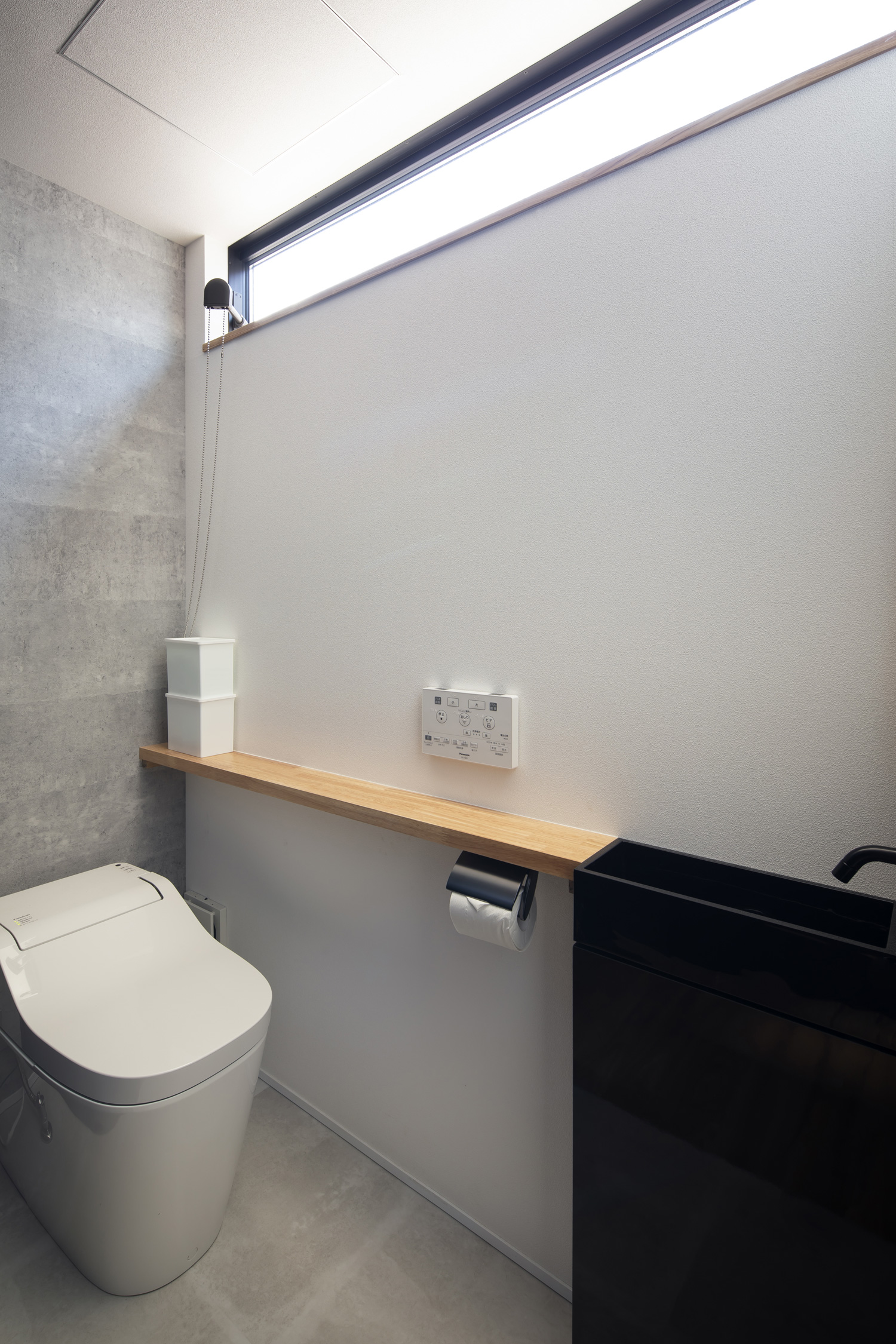 ハイサイドライトを取り付けた薄型手洗いのあるトイレ・デザイン住宅 注文住宅・デザイン住宅建築実例_『CASE659 un cube』_トイレ