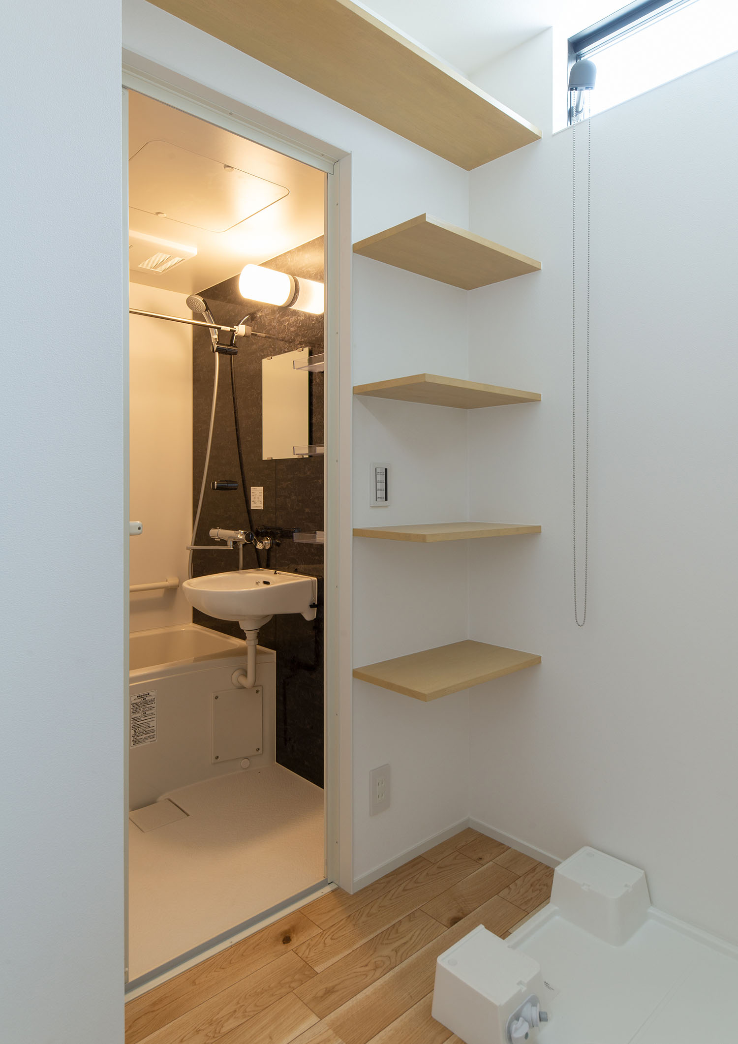 洗濯機スペースや壁付けの棚が付けられている脱衣所・デザイン住宅 注文住宅・デザイン住宅建築実例_『CASE660 Marine et grille』_浴室・洗面所