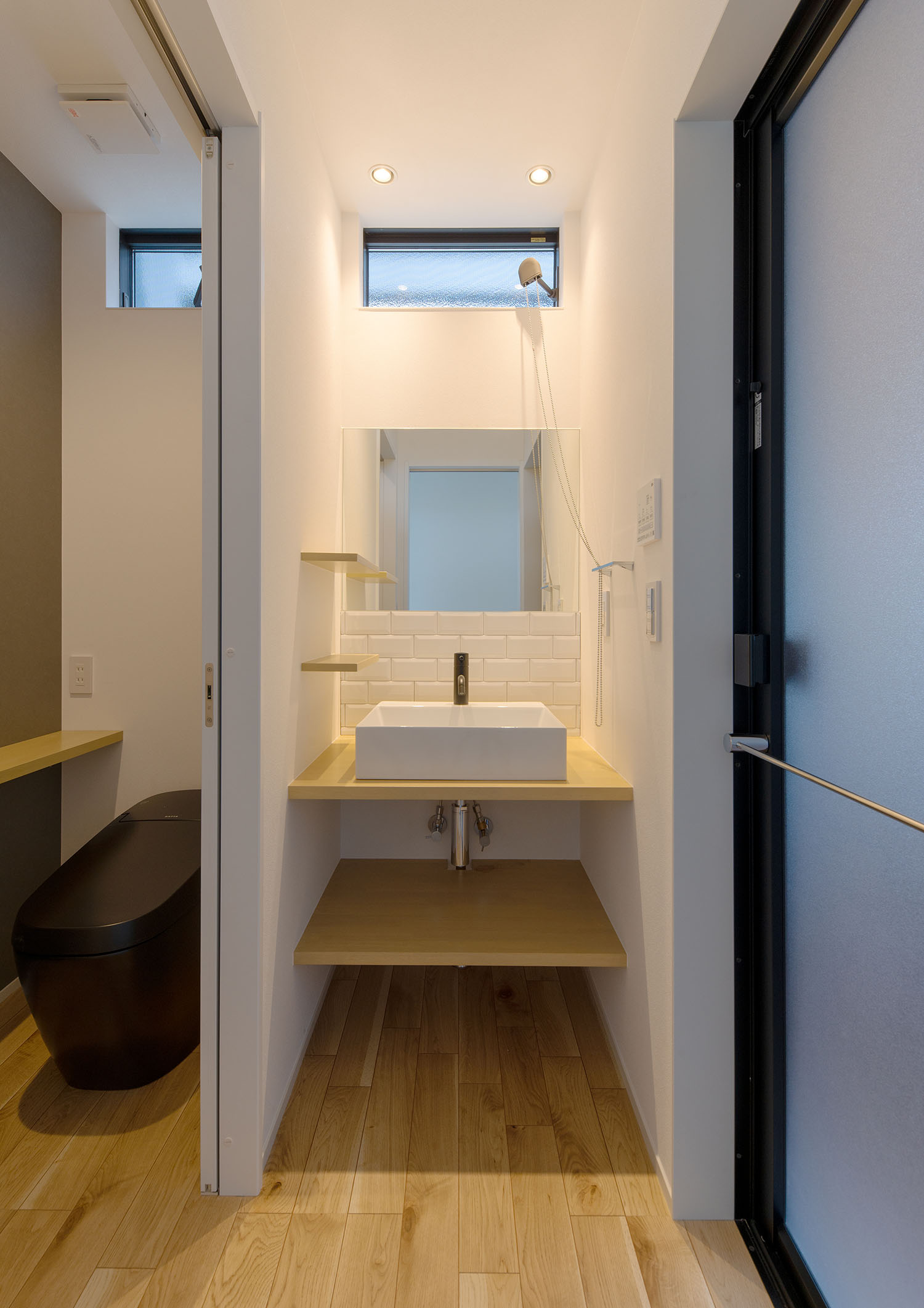 トイレと脱衣所の間にある洗面所・デザイン住宅 注文住宅・デザイン住宅建築実例_『CASE660 Marine et grille』_浴室・洗面所