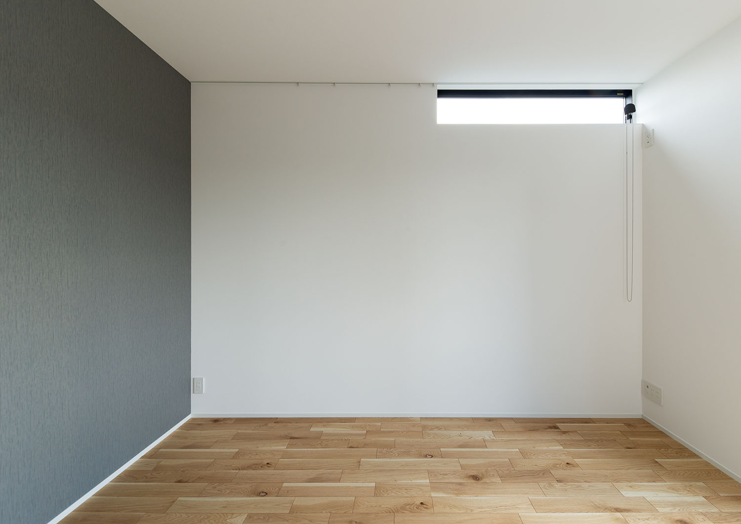 グレーのアクセントクロスや、スリット窓がある部屋・デザイン住宅 注文住宅・デザイン住宅建築実例_『CASE660 Marine et grille』_寝室