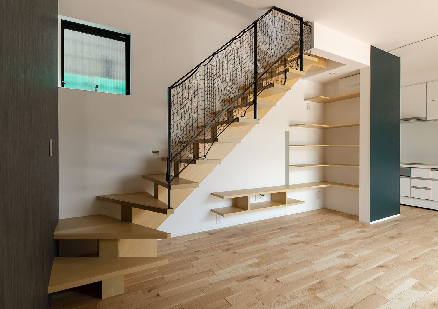 木のスケルトン階段の下に壁付け棚があるフローリングのLDK・デザイン住宅 注文住宅・デザイン住宅建築実例_『CASE660 Marine et grille』_LDK