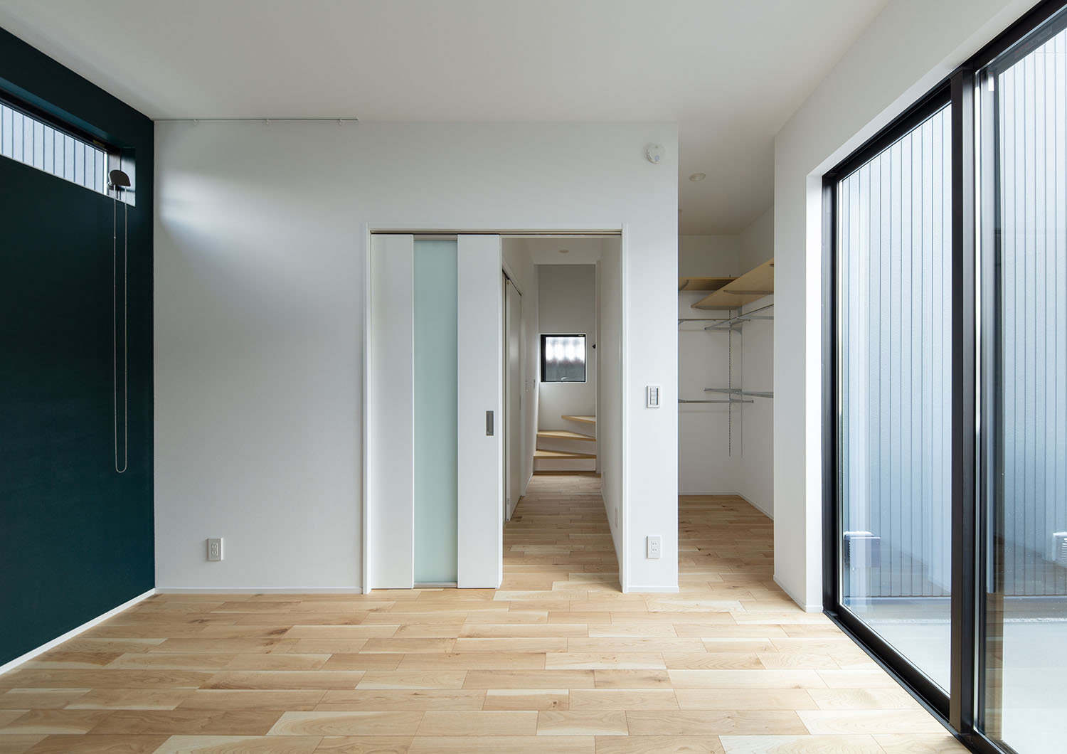 ベランダに繋がる大きな窓があるフローリングの部屋・デザイン住宅 注文住宅・デザイン住宅建築実例_『CASE660 Marine et grille』_寝室