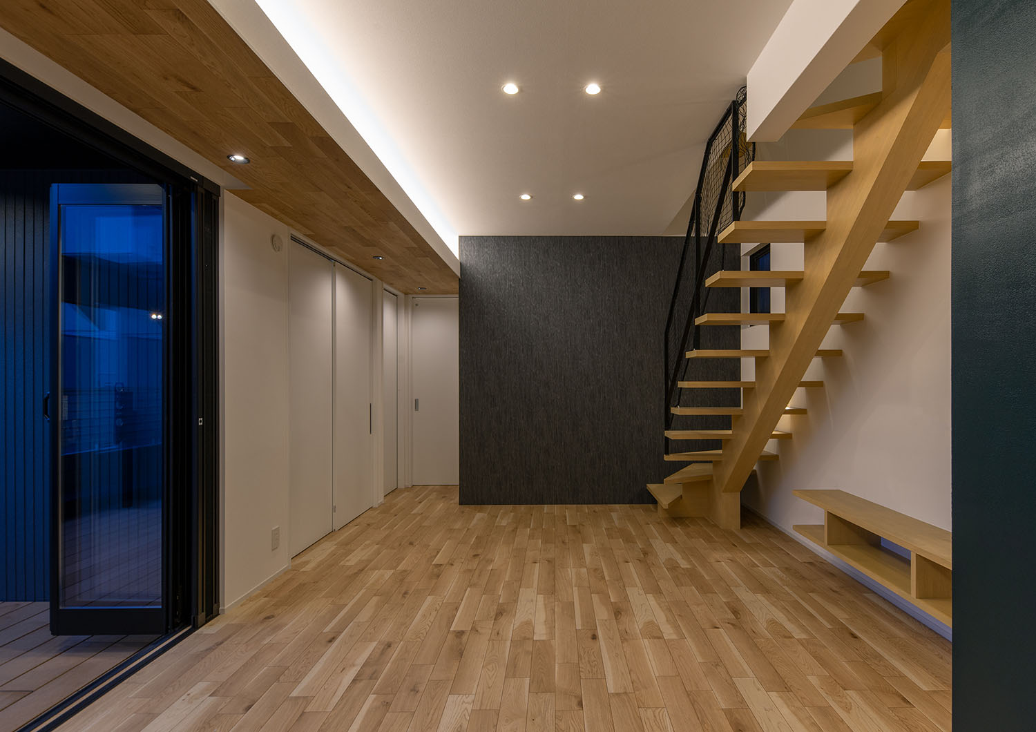 天井に均等に並んだダウンライトに照らされるフローリングのLDK・デザイン住宅 注文住宅・デザイン住宅建築実例_『CASE660 Marine et grille』_LDK