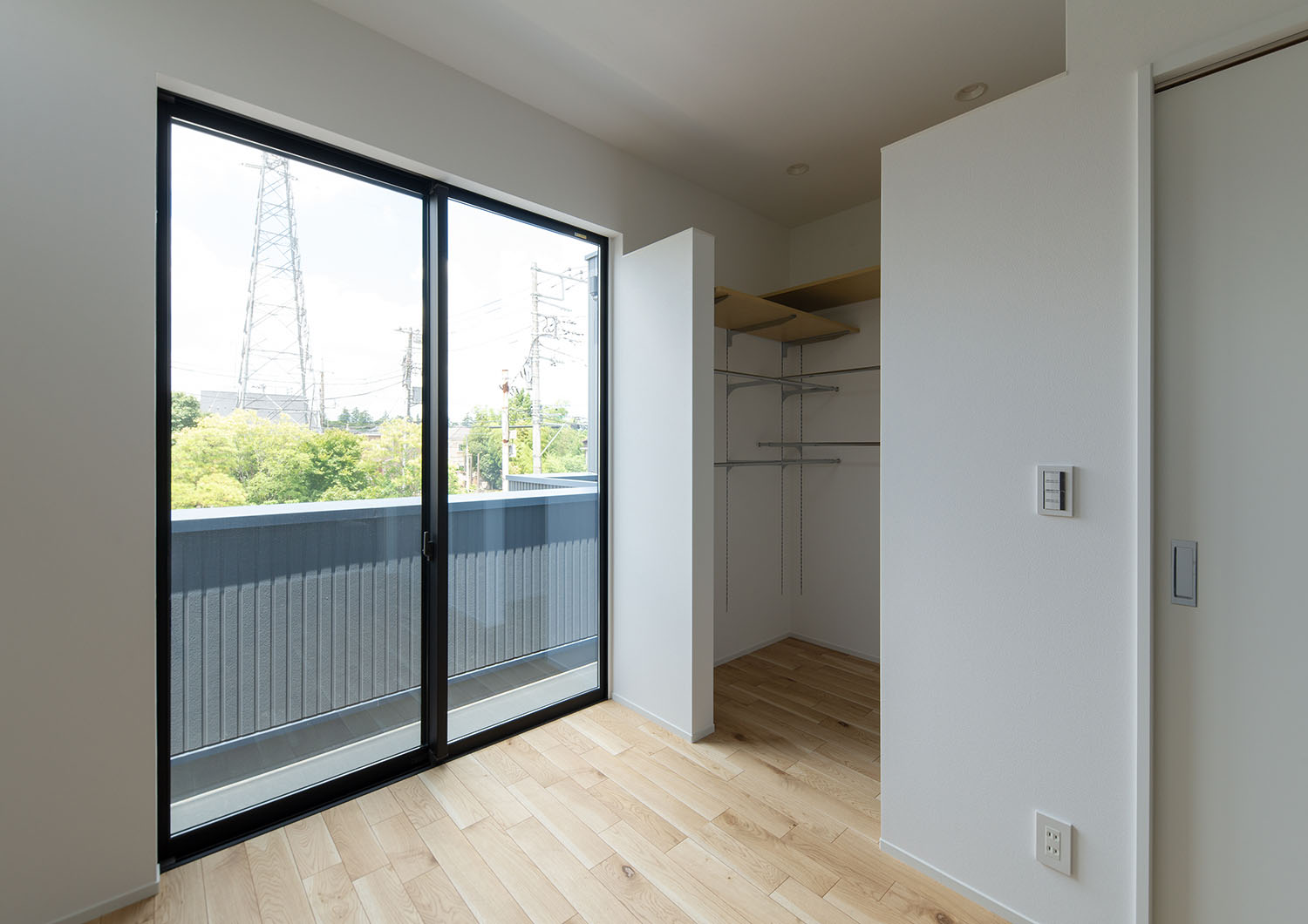 ベランダに出ることが出来る、ウォークインクローゼット付きの寝室・デザイン住宅 注文住宅・デザイン住宅建築実例_『CASE660 Marine et grille』_寝室