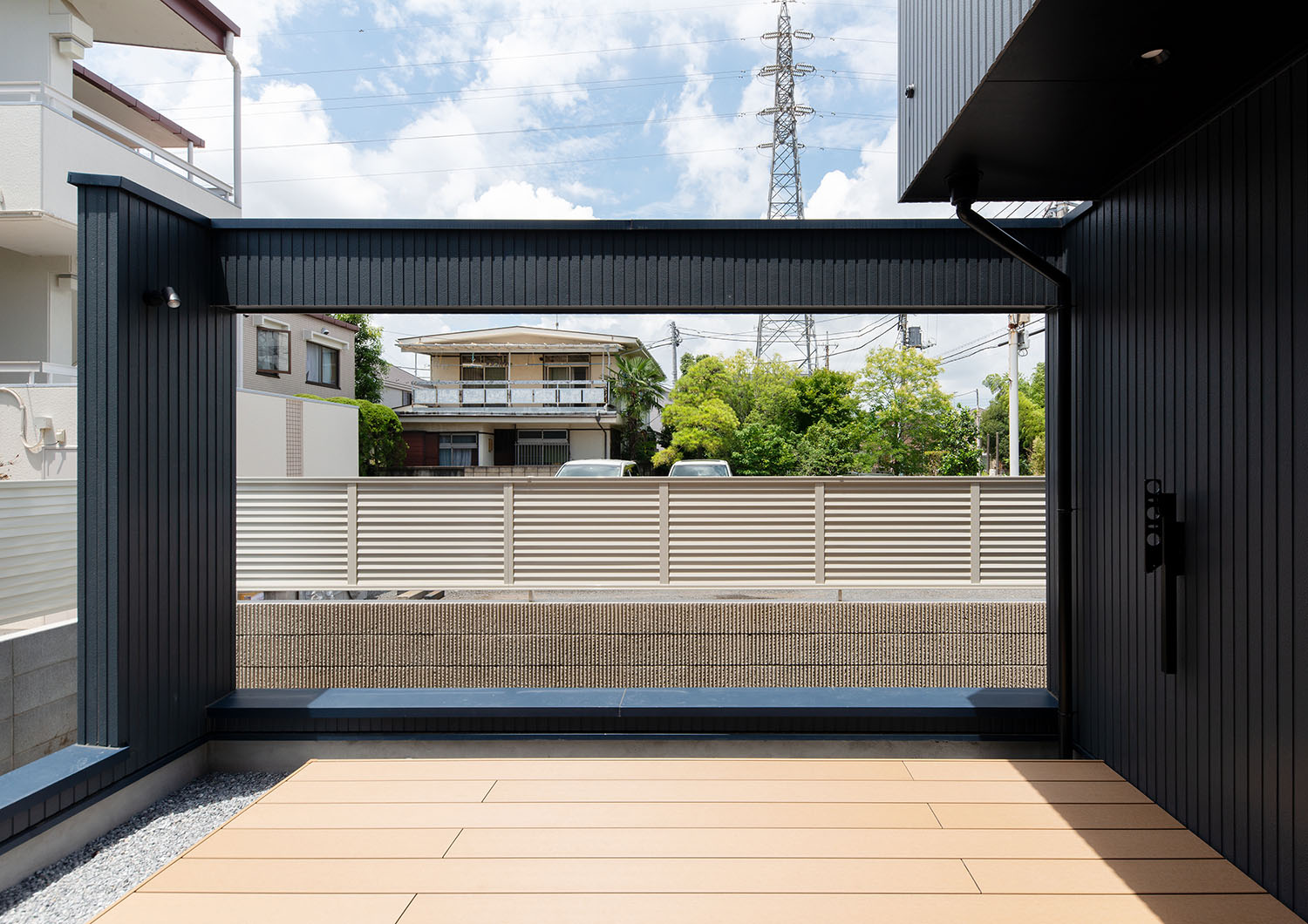 外壁を切り取ったような部分があるウッドデッキのテラス・デザイン住宅 注文住宅・デザイン住宅建築実例_『CASE660 Marine et grille』_テラス・バルコニー