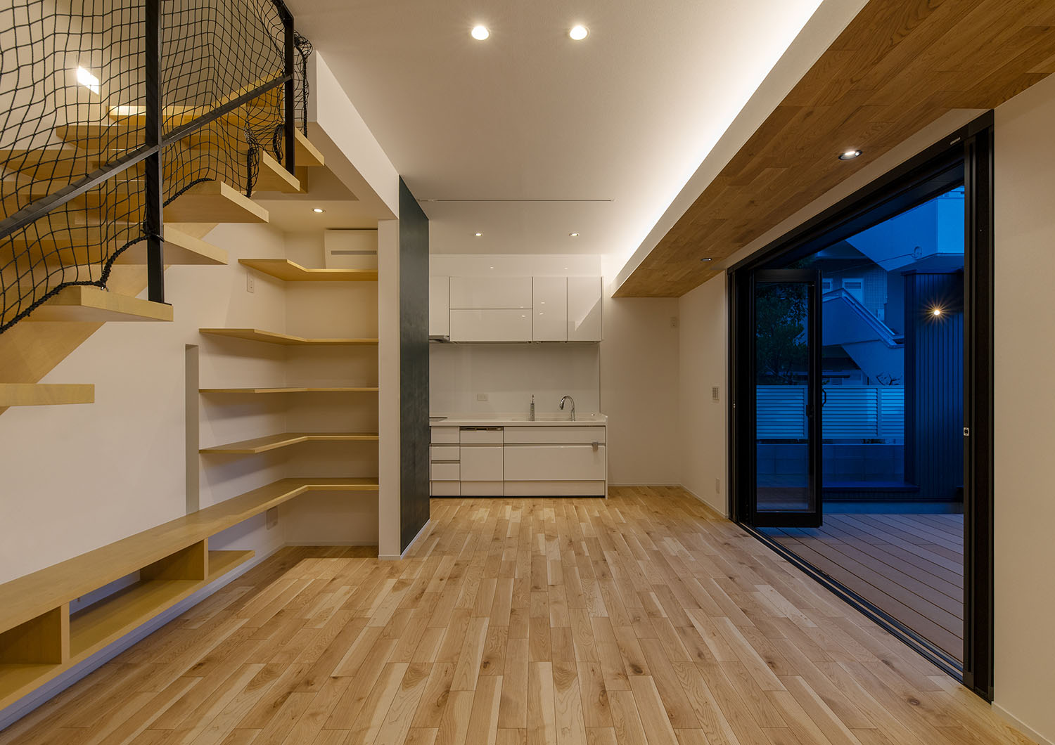 ダウンライトと、壁に沿って取り付けた間接照明に照らされるフローリングのLDK・デザイン住宅 注文住宅・デザイン住宅建築実例_『CASE660 Marine et grille』_LDK