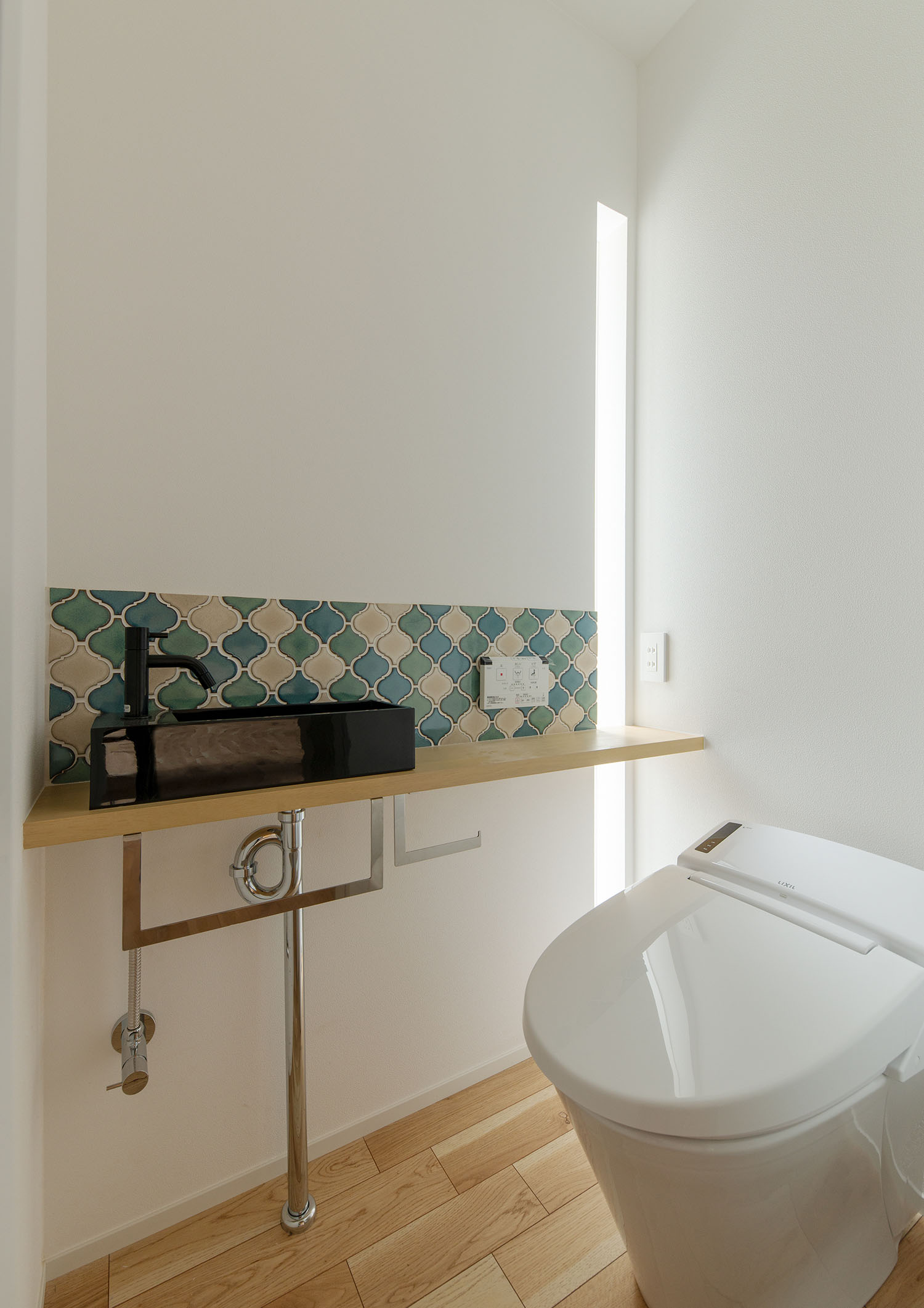 手洗いカウンター部分にアクセントクロスが設けられているトイレ・デザイン住宅 注文住宅・デザイン住宅建築実例_『CASE660 Marine et grille』_トイレ