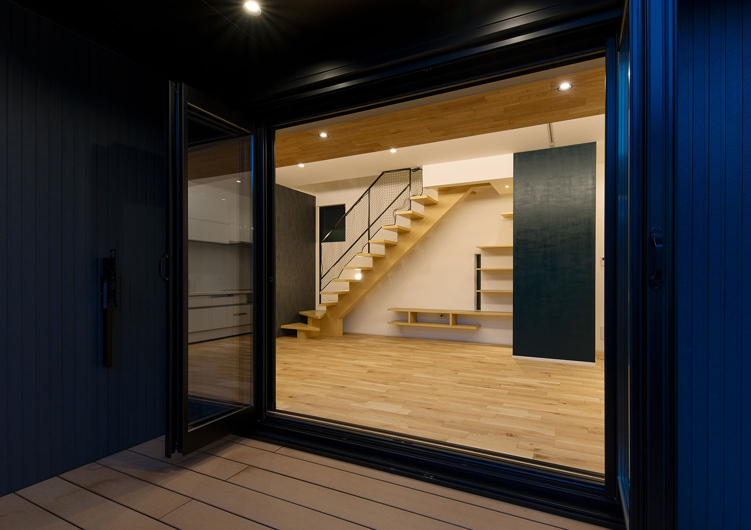 ウッドデッキのテラスからLDKが見える様子・デザイン住宅 注文住宅・デザイン住宅建築実例_『CASE660 Marine et grille』_テラス・バルコニー