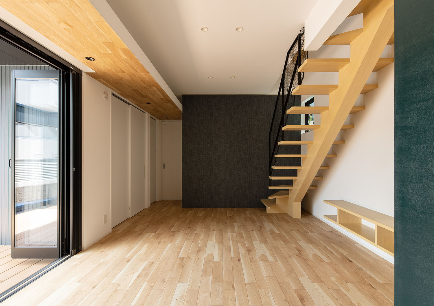 白い壁や天井の中に、黒のアクセントクロスがあるフローリングのLDK・デザイン住宅 注文住宅・デザイン住宅建築実例_『CASE660 Marine et grille』_LDK