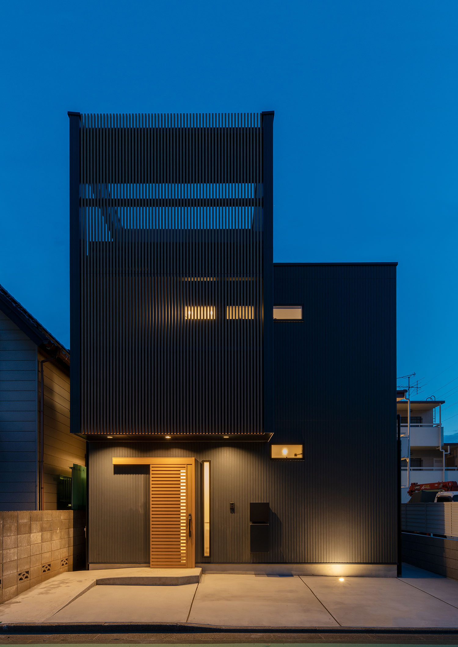 床や、玄関の軒天井にダウンライトを取り付けた住宅の外観・デザイン住宅 注文住宅・デザイン住宅建築実例_『CASE660 Marine et grille』_外観