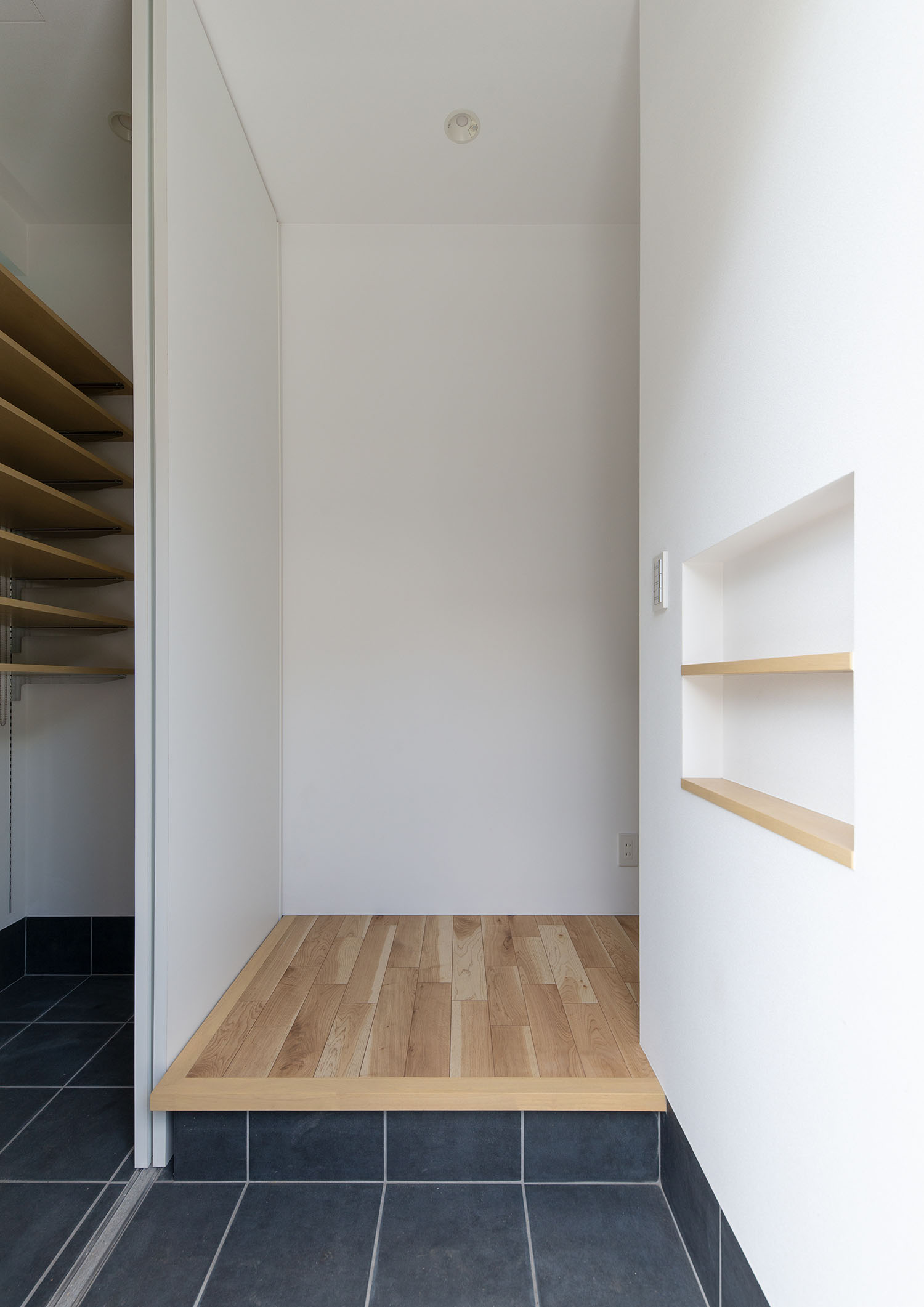 玄関を入って左側にシューズインクローゼットがある様子・デザイン住宅 注文住宅・デザイン住宅建築実例_『CASE660 Marine et grille』_玄関