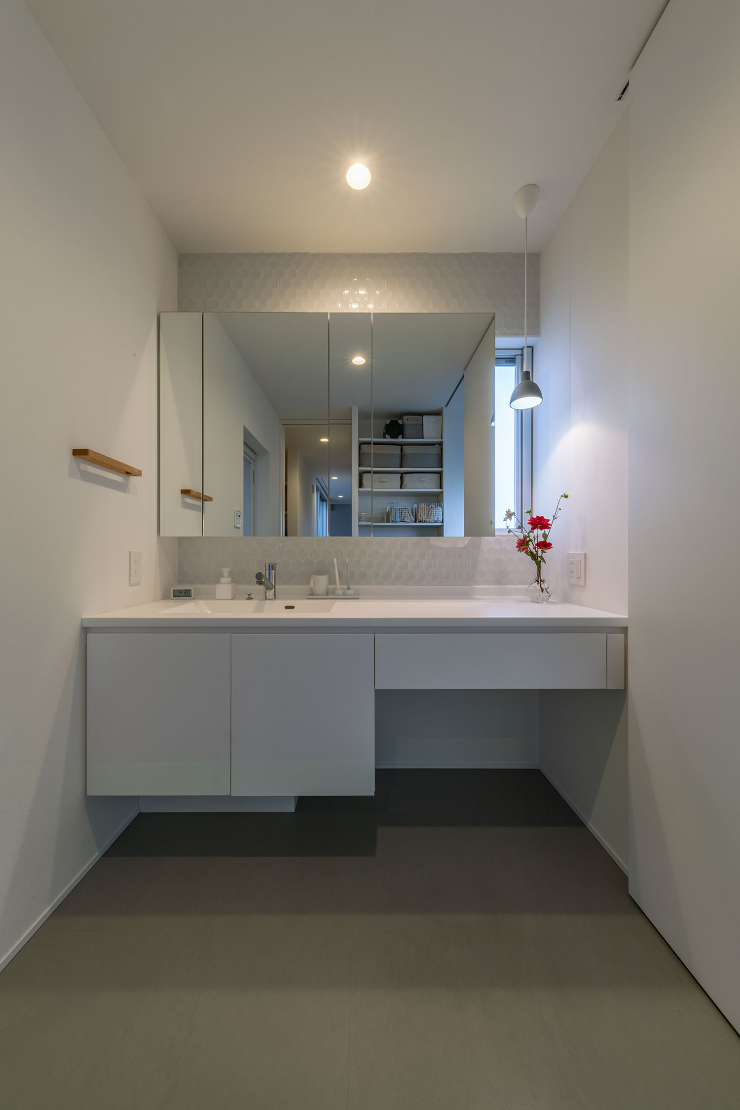 スリット窓やペンダントライトが設けられた白を基調とした洗面所・デザイン住宅 注文住宅・デザイン住宅建築実例_『CASE661 環(めぐる)いえ』_浴室・洗面所