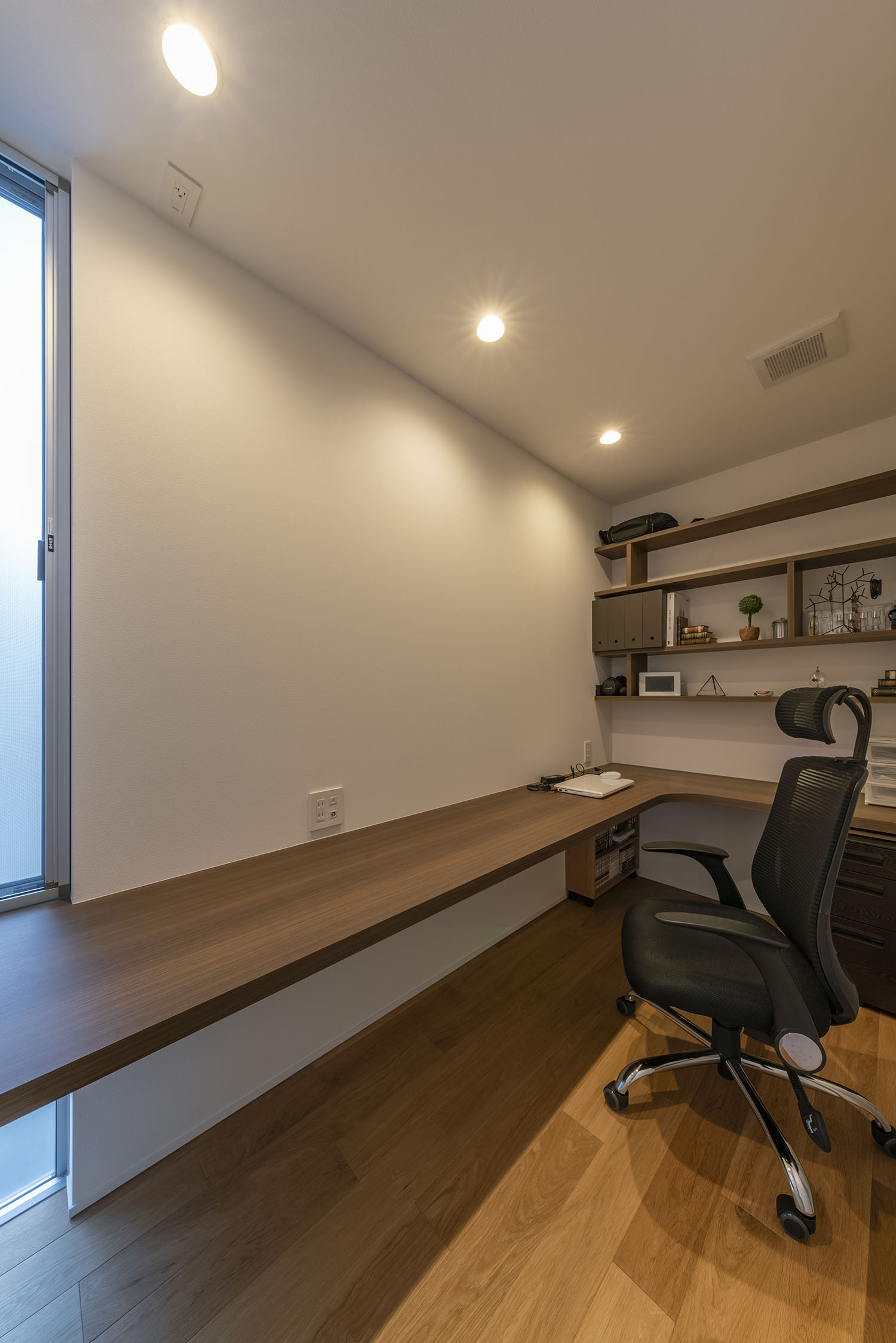 壁付けのデスクや棚がある書斎・デザイン住宅 注文住宅・デザイン住宅建築実例_『CASE661 環(めぐる)いえ』_書斎
