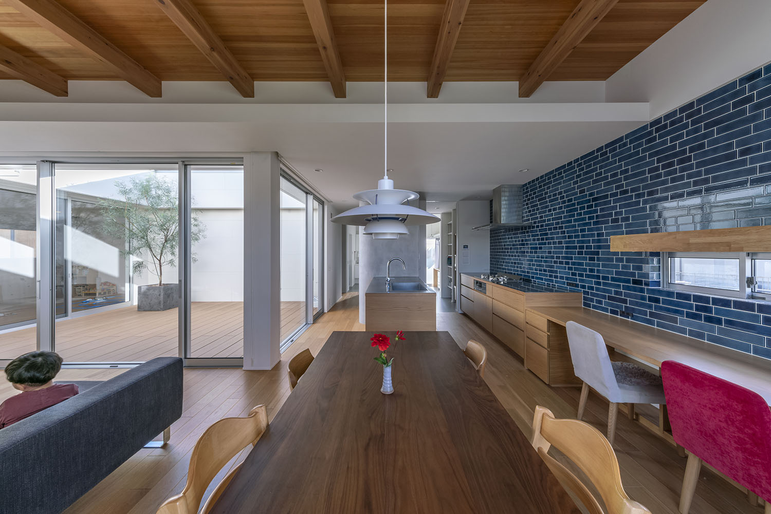 四人掛けのダイニングテーブルの他に、タイルの壁に付けられたデスクがあるLDK・デザイン住宅 注文住宅・デザイン住宅建築実例_『CASE661 環(めぐる)いえ』_LDK