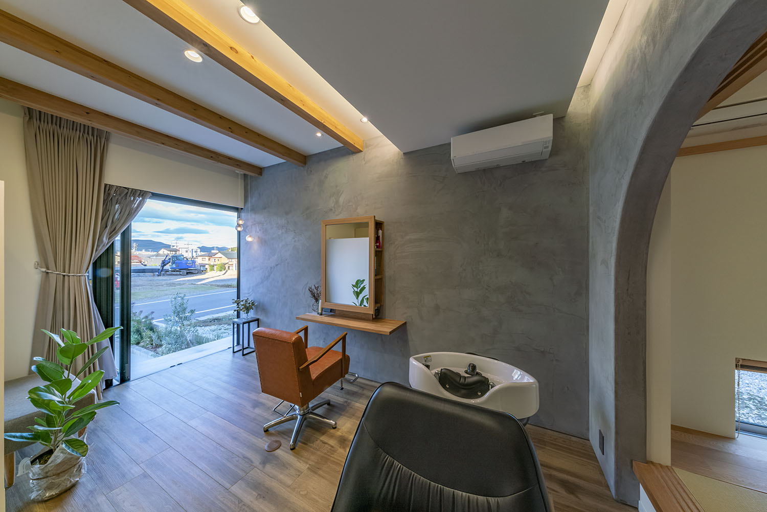 外に繋がる窓がある、コンクリート壁の美容室・デザイン住宅 注文住宅・デザイン住宅建築実例_『CASE661 環(めぐる)いえ』_美容室