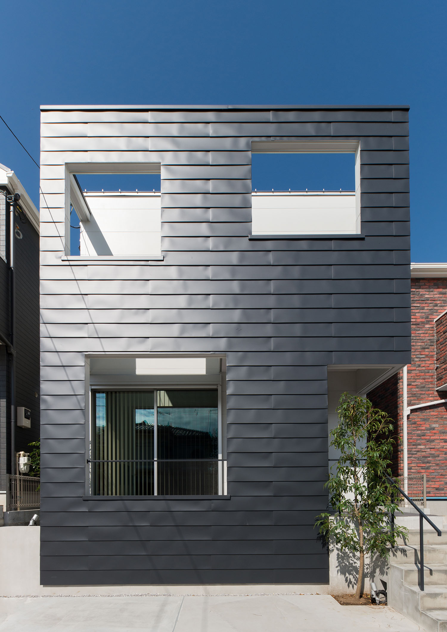 ガルバリウム鋼板の外壁で、キューブ状の住宅の外観・デザイン住宅 注文住宅・デザイン住宅建築実例_『CASE662 まくのいえ』_外観