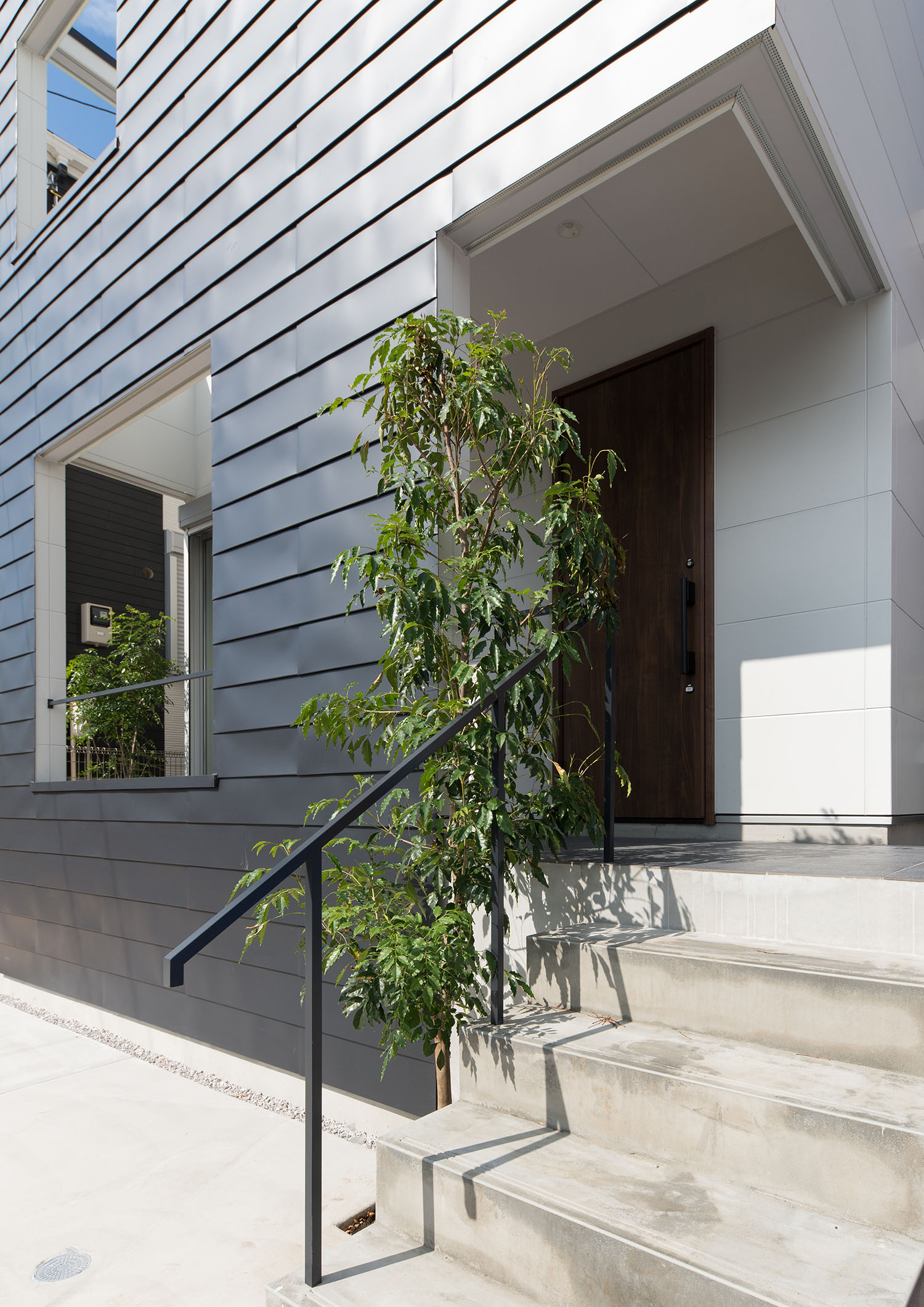 手摺付きの階段の玄関アプローチがあるガルバリウム鋼板の外壁の住宅・デザイン住宅 注文住宅・デザイン住宅建築実例_『CASE662 まくのいえ』_外観