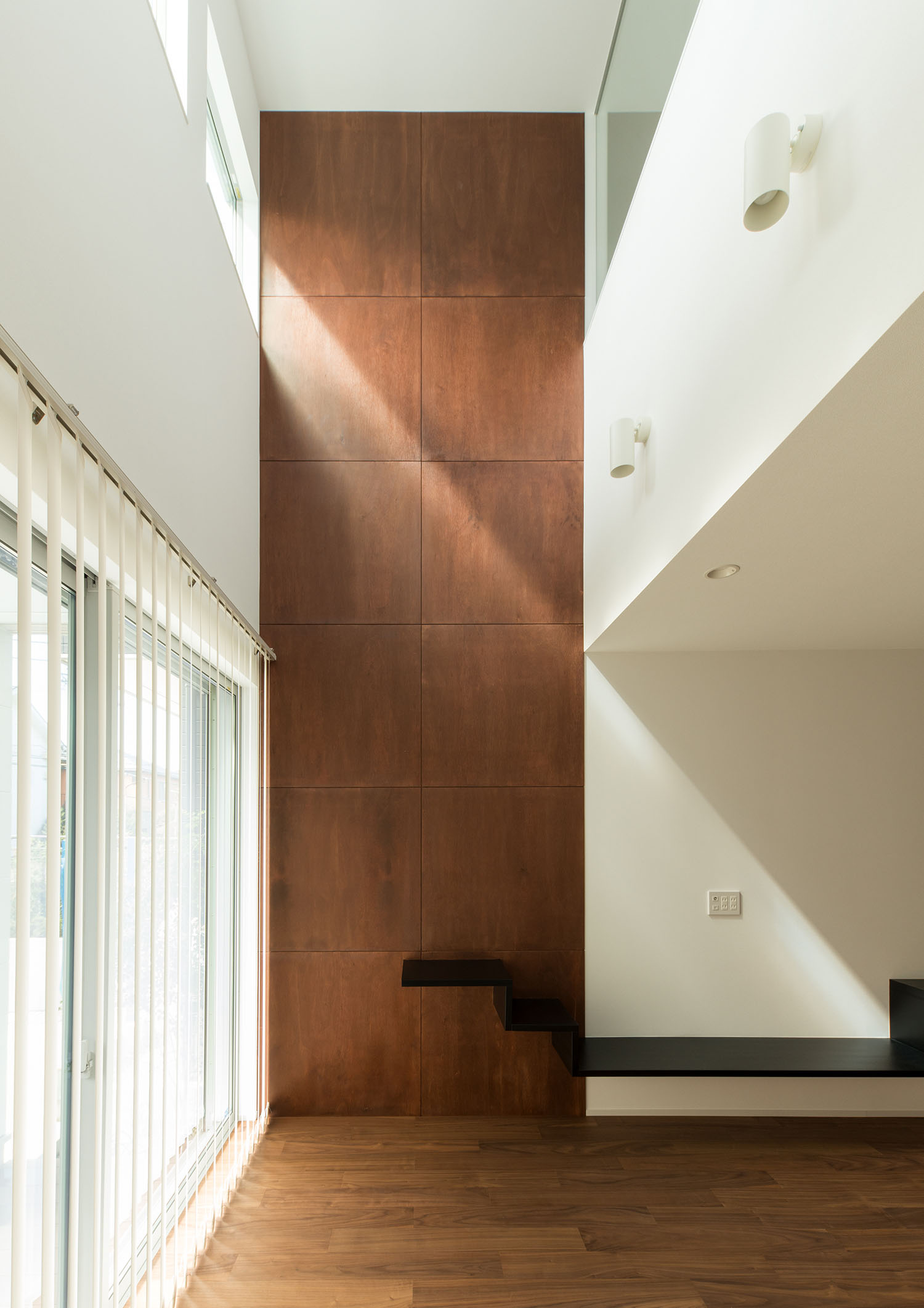 吹き抜け部分の壁が木目のアクセントウォールになったLDK・デザイン住宅 注文住宅・デザイン住宅建築実例_『CASE662 まくのいえ』_LDK