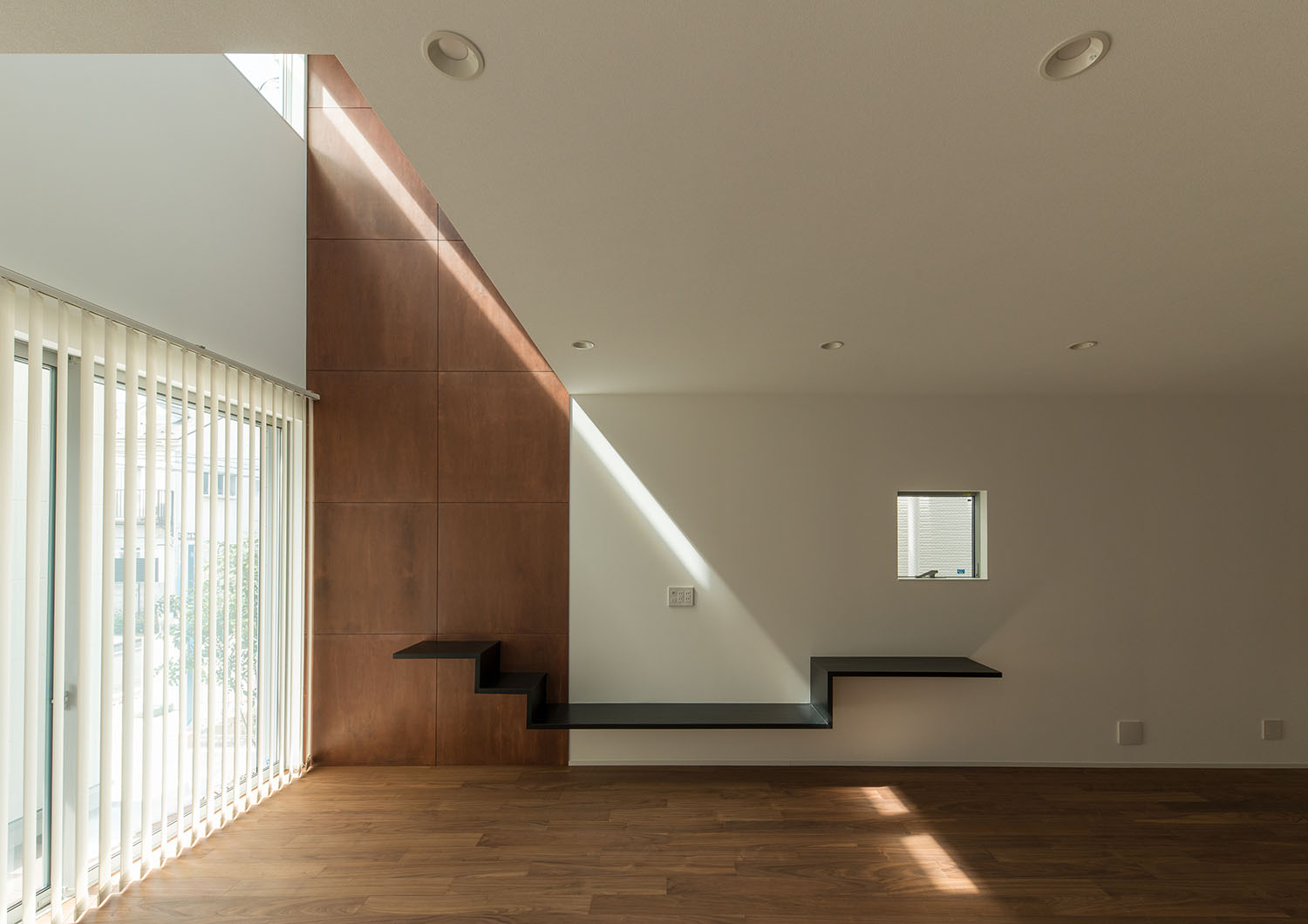 吹き抜けの窓から光が差す、フローリングのLDK・デザイン住宅 注文住宅・デザイン住宅建築実例_『CASE662 まくのいえ』_LDK