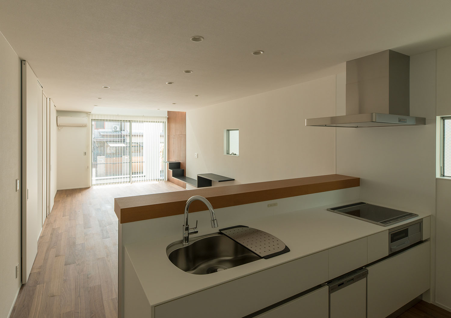 リビングまで見渡すことが出来るキッチン・デザイン住宅 注文住宅・デザイン住宅建築実例_『CASE662 まくのいえ』_キッチン