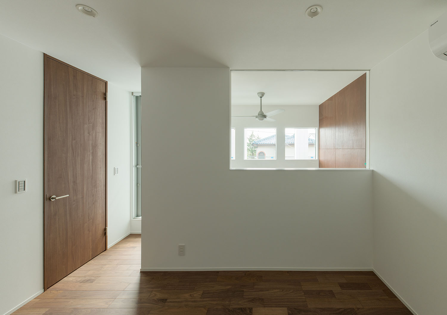 壁の一部がガラスになっており吹き抜けを見下ろすことが出来る部屋・デザイン住宅 注文住宅・デザイン住宅建築実例_『CASE662 まくのいえ』_寝室