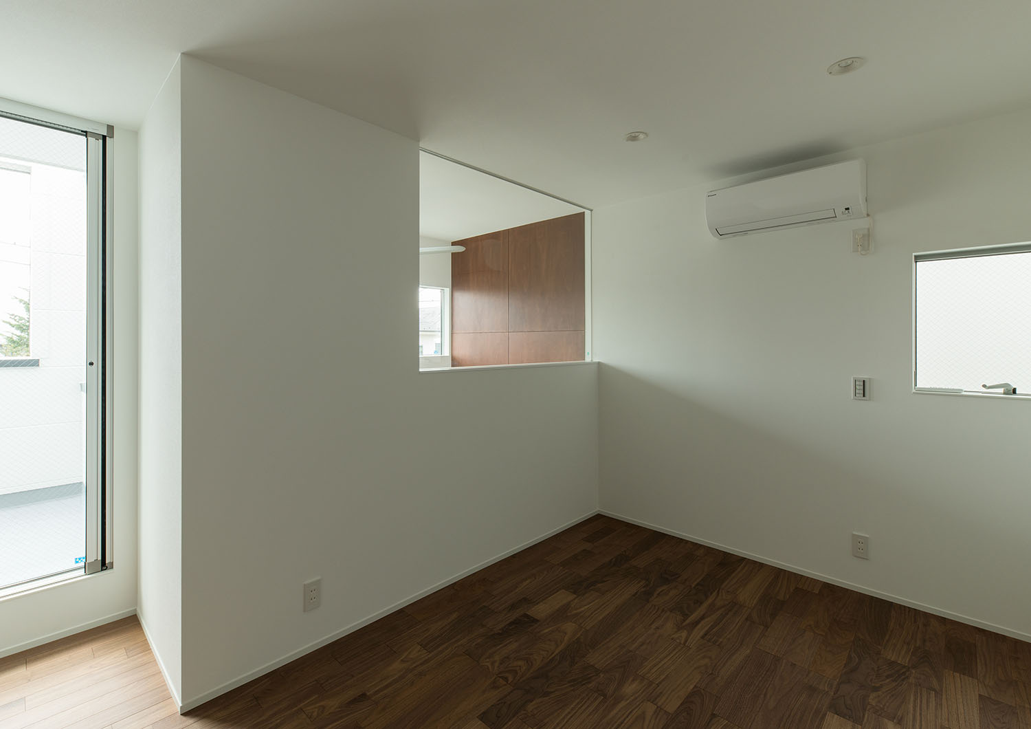 窓がいろいろな方向に設けられたフローリングの部屋・デザイン住宅 注文住宅・デザイン住宅建築実例_『CASE662 まくのいえ』_寝室