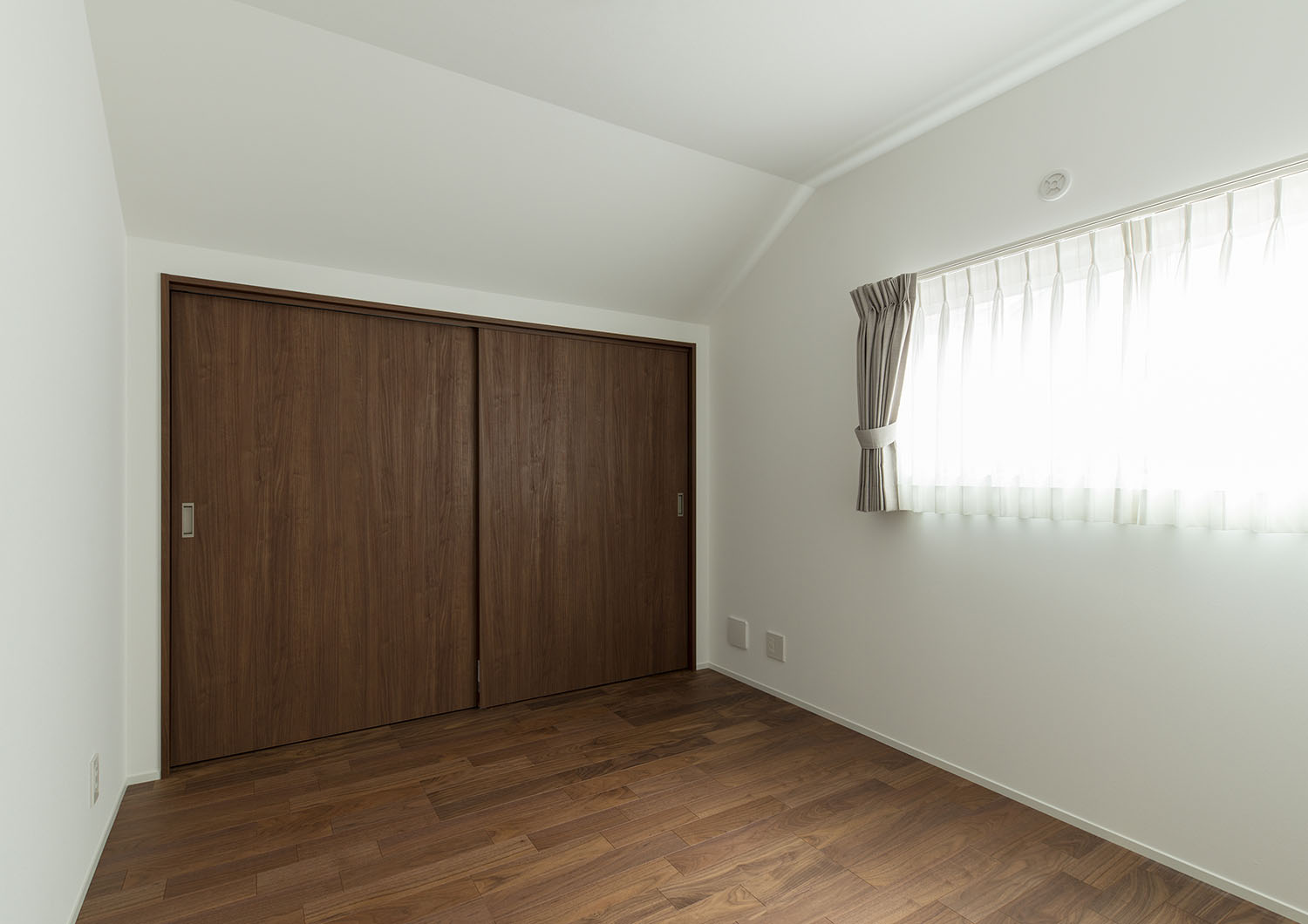 木目の扉を設けたフローリングの部屋・デザイン住宅 注文住宅・デザイン住宅建築実例_『CASE662 まくのいえ』_子供部屋