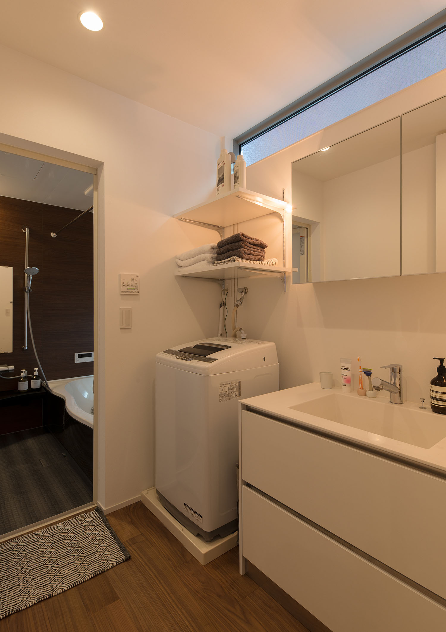 洗面台と洗濯機、浴室がコンパクトにまとめられた動線・デザイン住宅 注文住宅・デザイン住宅建築実例_『CASE662 まくのいえ』_浴室・洗面所