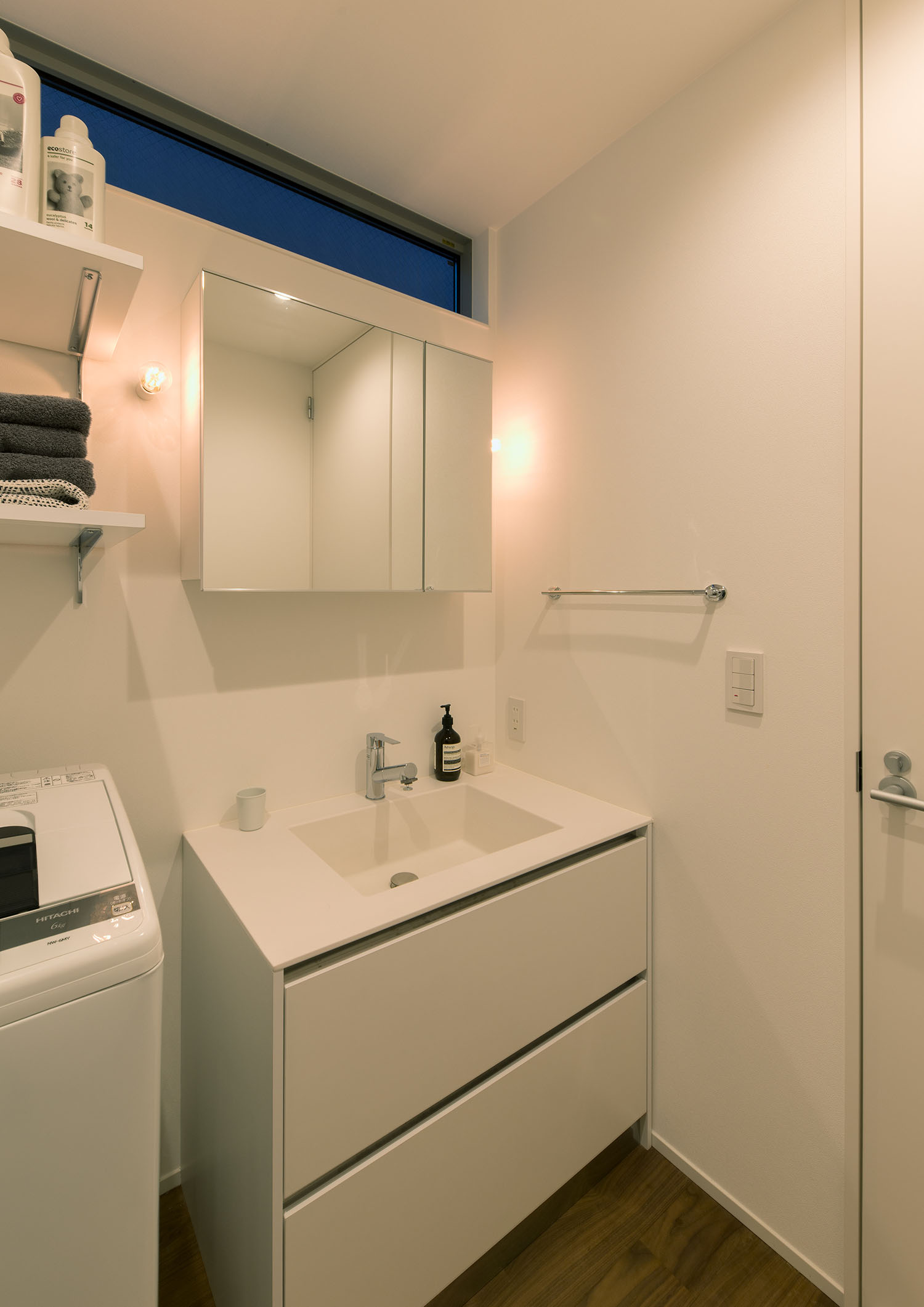 ハイサイドライトを取り付けた白を基調とした洗面所・デザイン住宅 注文住宅・デザイン住宅建築実例_『CASE662 まくのいえ』_浴室・洗面所