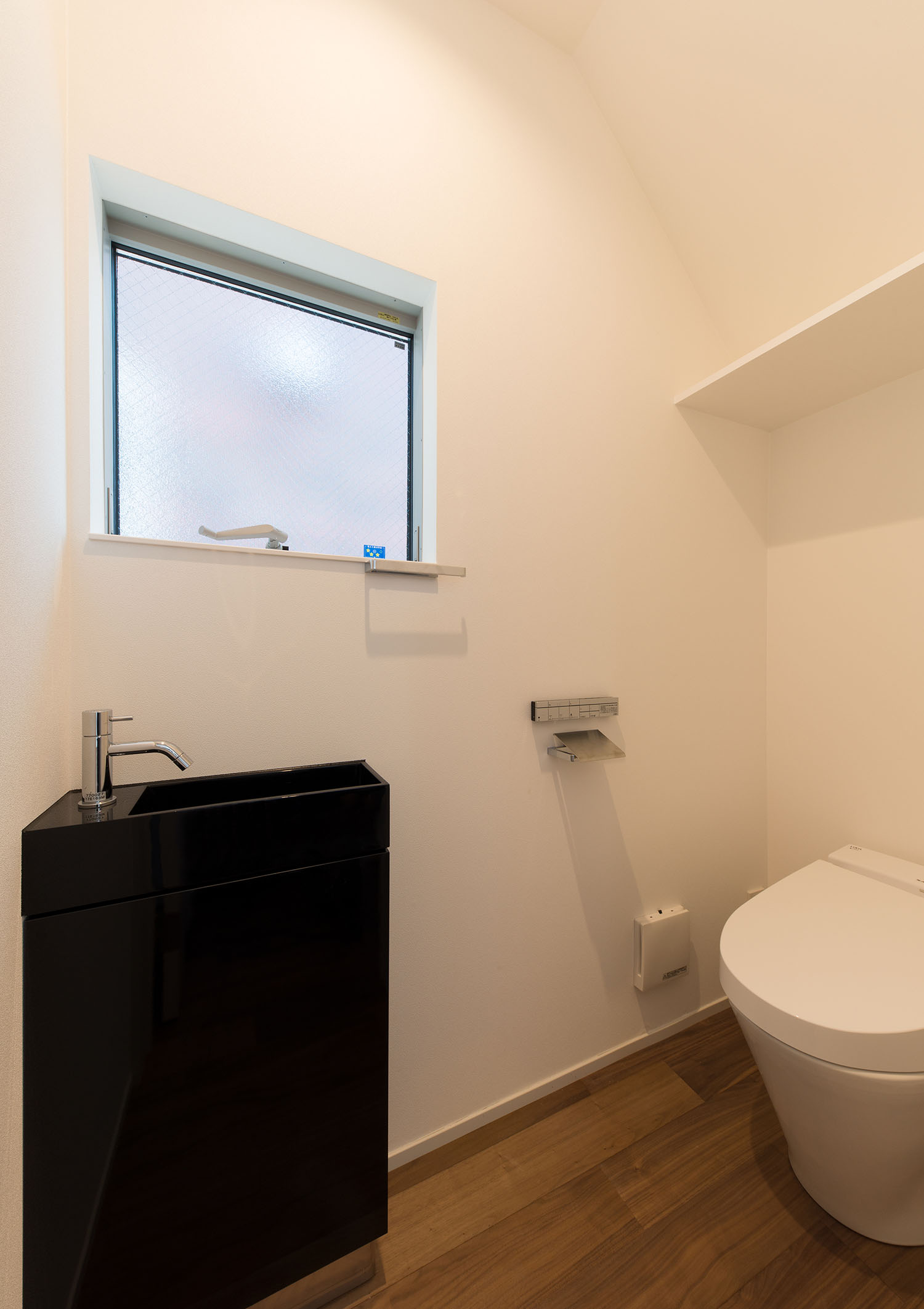 黒い薄型手洗いを設置した窓のあるトイレ・デザイン住宅 注文住宅・デザイン住宅建築実例_『CASE662 まくのいえ』_トイレ