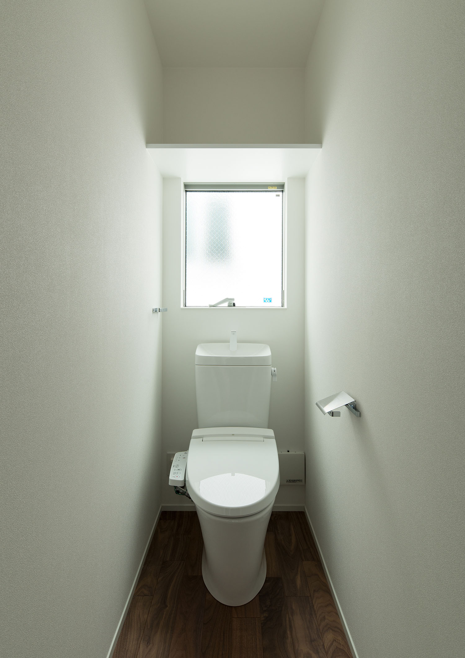 白い壁に囲まれた、窓のあるタンク付きトイレ・デザイン住宅 注文住宅・デザイン住宅建築実例_『CASE662 まくのいえ』_トイレ