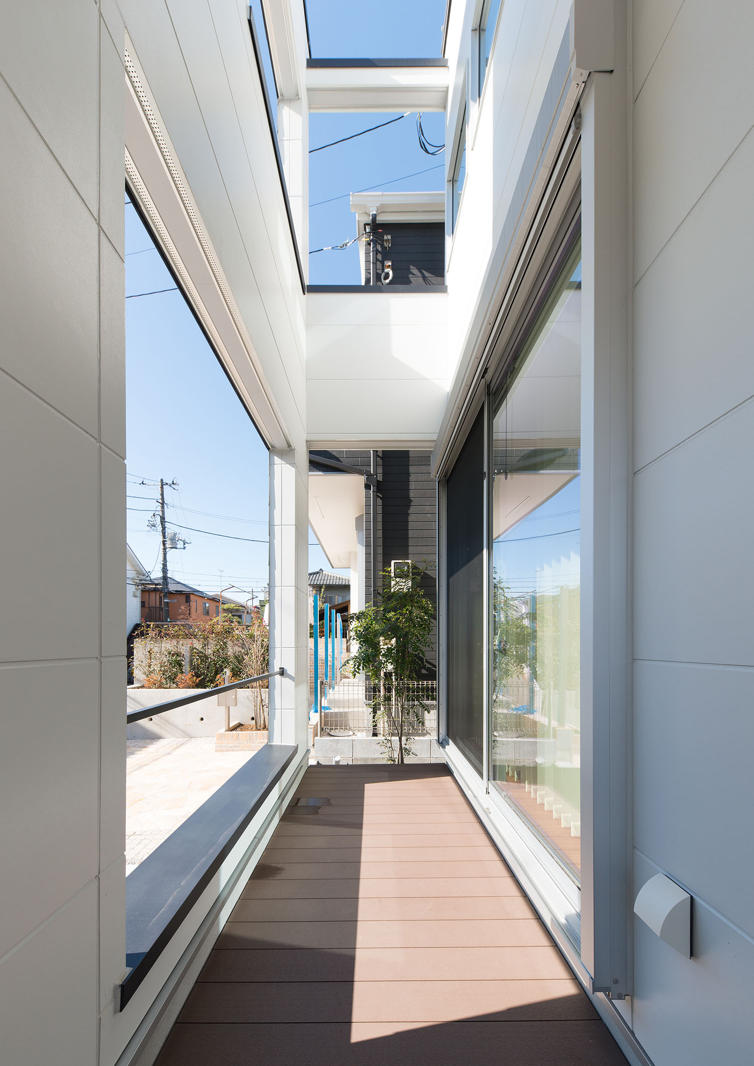 白い壁に囲まれたウッドデッキのテラス・デザイン住宅 注文住宅・デザイン住宅建築実例_『CASE662 まくのいえ』_テラス・バルコニー