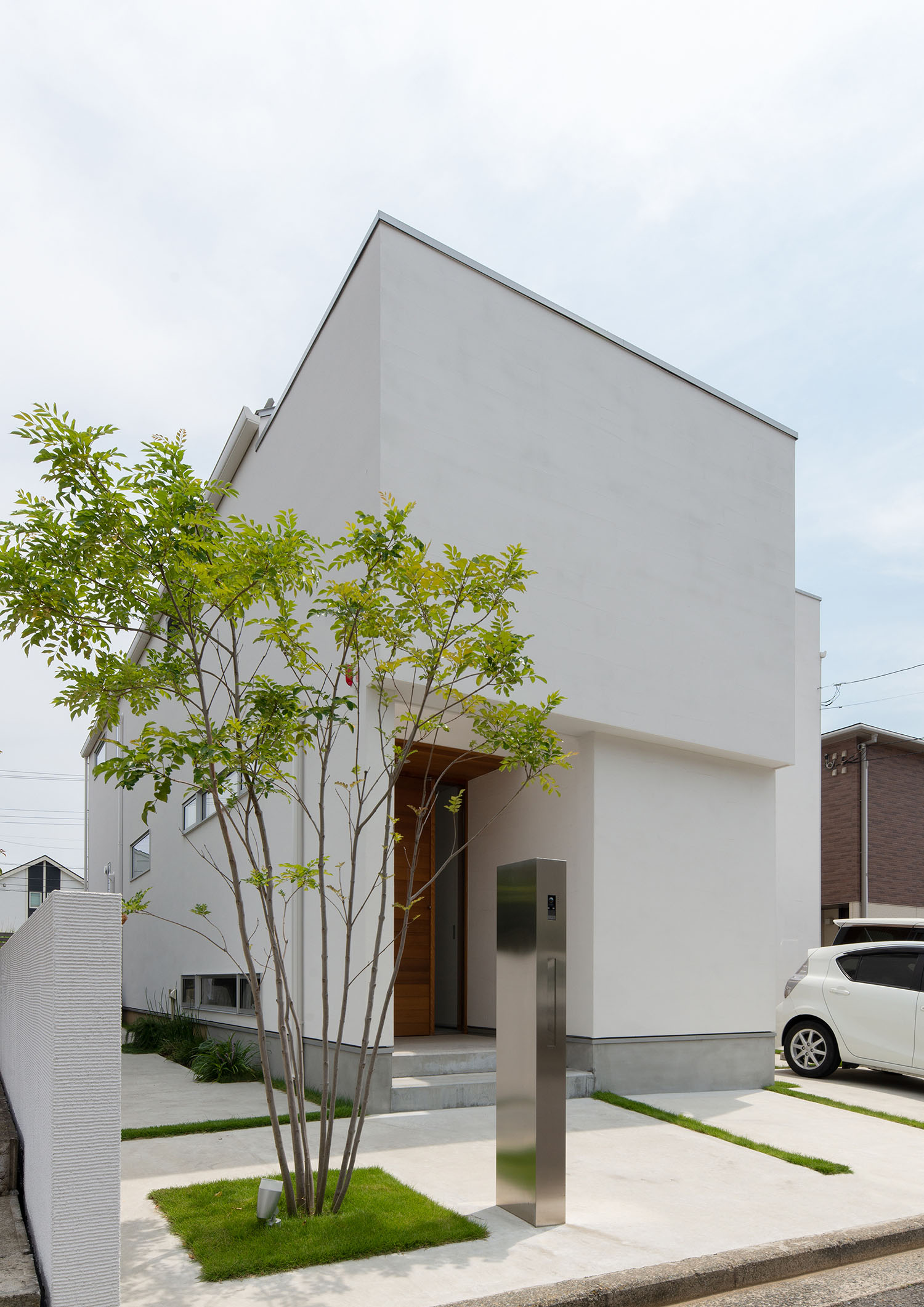 シンボルツリーがある白い外壁の住宅・デザイン住宅 注文住宅・デザイン住宅建築実例_『CASE663 シークエンス』_外観